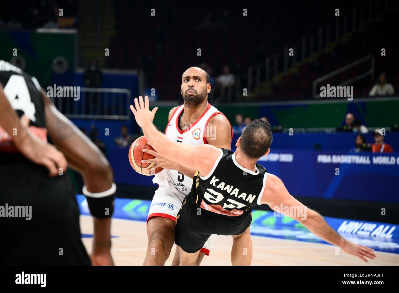 Asia Arena, Manila, Filippine. 31 agosto 2023. (L-R) Amr EL Gendy (EGY), Malek Kanaan (JOR), 31 AGOSTO 2023 - Basket - FIBA World Cup 2023 - Classification Round 17-32 gruppo N tra Egitto 85-69 Giordania al Mall of Asia Arena, Manila, Filippine. Credito: SportsPressJP/AFLO/Alamy Live News Foto Stock