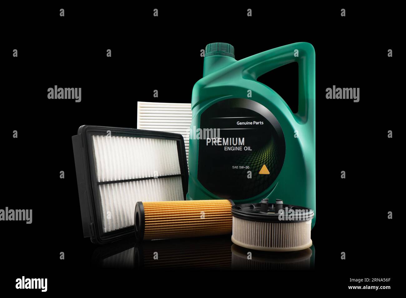 Olio motore e filtri per auto isolati su sfondo nero. L'olio per auto, l'aria, i filtri carburante e l'olio motore in plastica possono essere isolati. Ricambi di qualità per auto Foto Stock