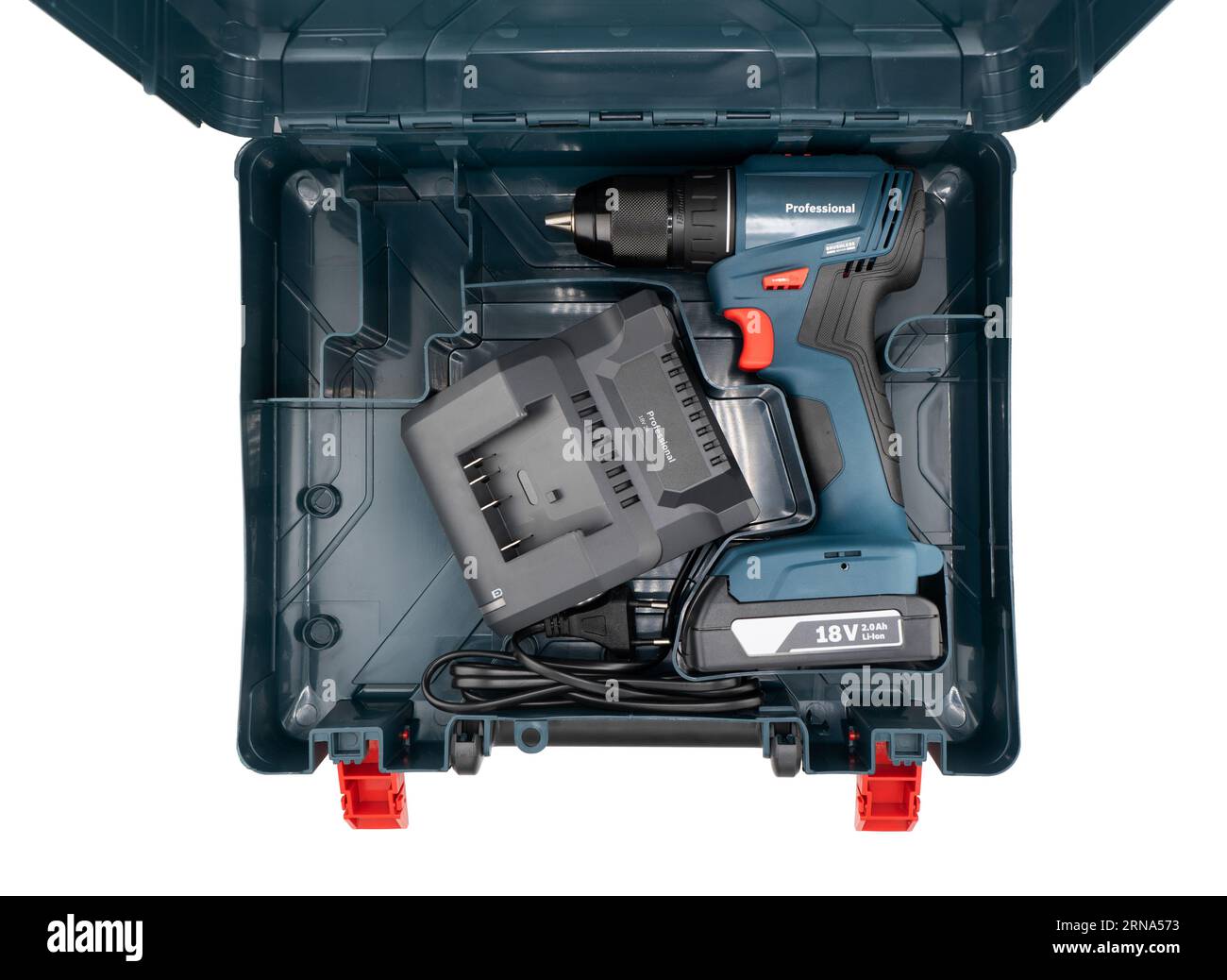 Trapano avvitatore a batteria a batteria in custodia plstix isolato su sfondo bianco. batteria agli ioni di litio e stazione di carica. Batteria ricaricabile al litio Foto Stock