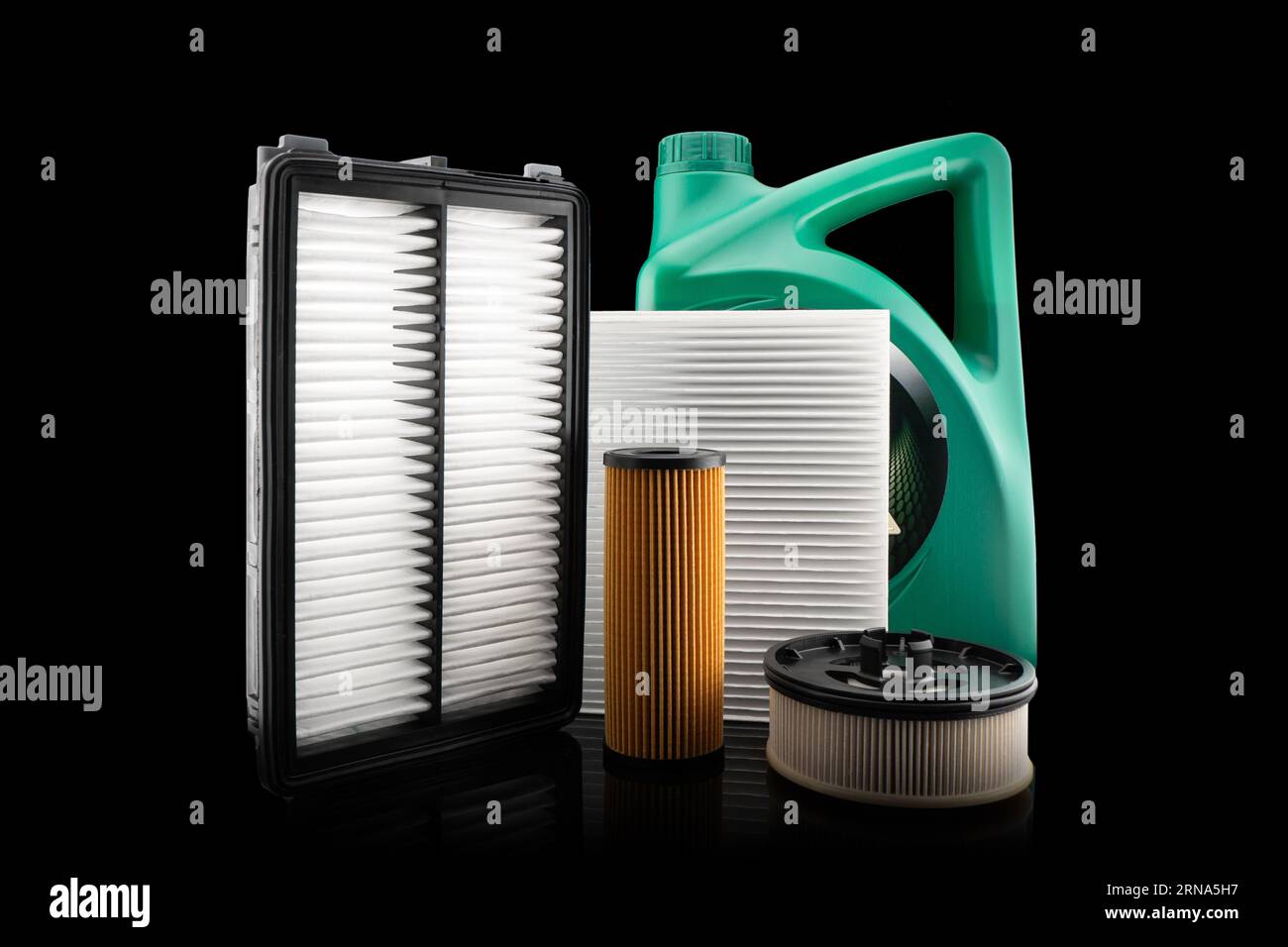 Olio motore e filtri per auto isolati su sfondo nero. L'olio per auto, l'aria, i filtri carburante e l'olio motore in plastica possono essere isolati. Ricambi di qualità per auto Foto Stock