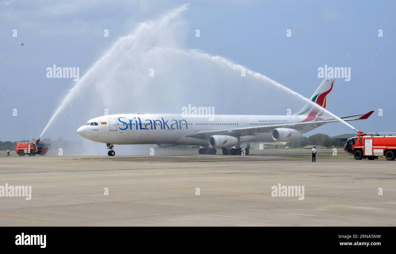 (160107) -- COLOMBO, 7 gennaio 2016 -- foto scattata il 7 gennaio 2015 mostra l'ultimo aeromobile Airbus A340 che celebra il suo ritiro ricevendo una doccia all'aeroporto internazionale Bandaranaike di Katunayake, vicino a Colombo, capitale dello Sri Lanka. SriLankan Airlines, compagnia aerea nazionale dello Sri Lanka, saluta giovedì l'ultimo dei suoi aeromobili Airbus A340 dopo oltre due decenni di servizio. SriLankan Airlines è stata la prima compagnia aerea asiatica ad utilizzare l'A340 a quattro motori che ha trasportato molti dignitari stranieri. Il vettore nazionale ha introdotto una nuova flotta di sette sofisticate Foto Stock