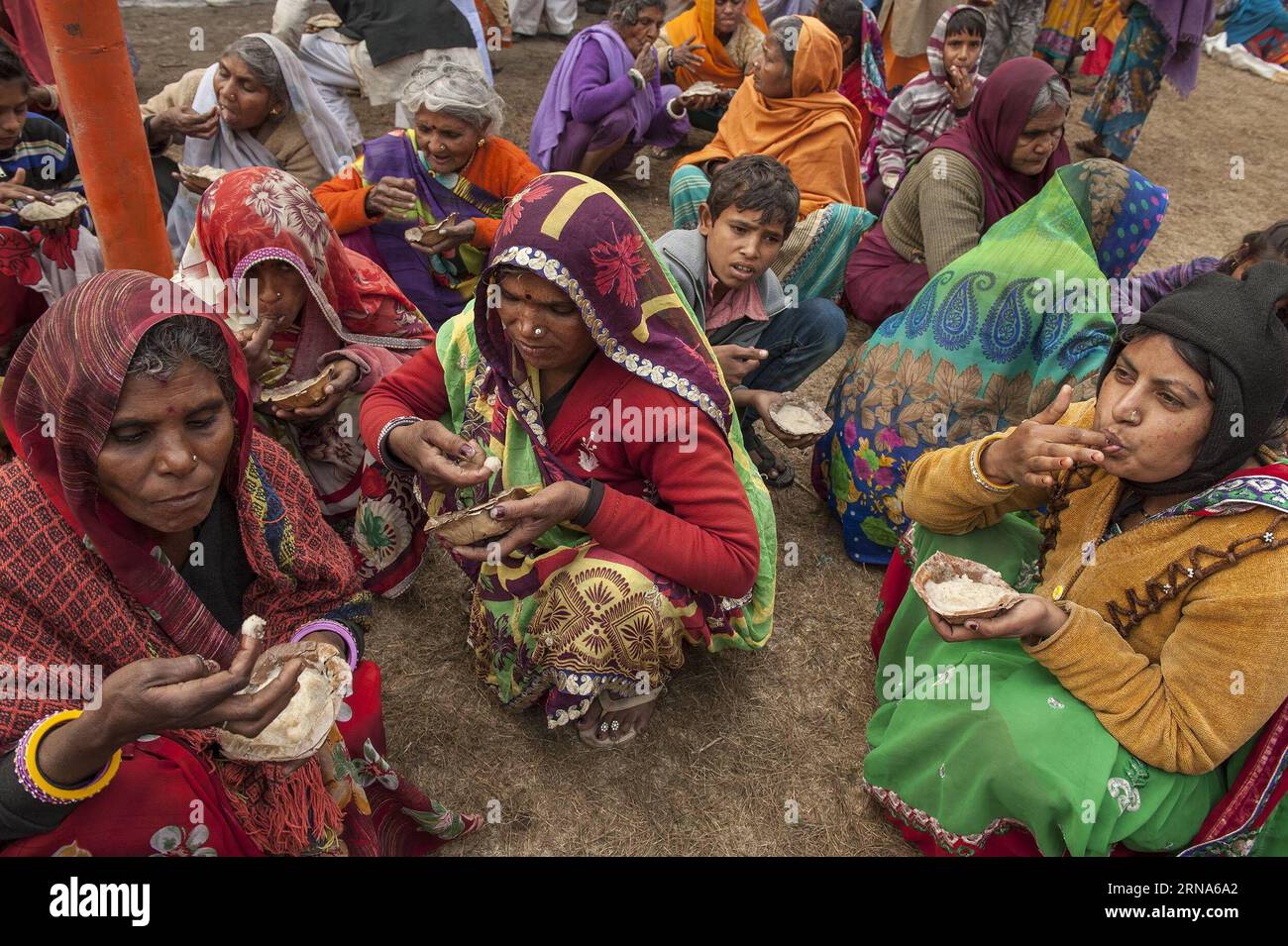 (160108) -- CALCUTTA, 8 gennaio 2016 -- i devoti indiani fanno colazione in un campo di transito a Calcutta, capitale dello stato indiano orientale del Bengala occidentale, 8 gennaio 2016. Migliaia di devoti stanno andando a fare un tuffo sacro nella prossima fiera annuale di Gangasagar a Sagar Island, 130 km a sud di Calcutta, che inizierà dal 12 gennaio. (Xinhua Photo/) INDIA-KOLKATA-TRANSIT CAMP TumpaxMondal PUBLICATIONxNOTxINxCHN 160108 Kolkata 8 gennaio 2016 i devoti indiani fanno la colazione IN un Transit Camp a Calcutta capitale dello stato indiano orientale Bengala OCCIDENTALE 8 gennaio 2016 migliaia di devoti stanno arrivando Foto Stock