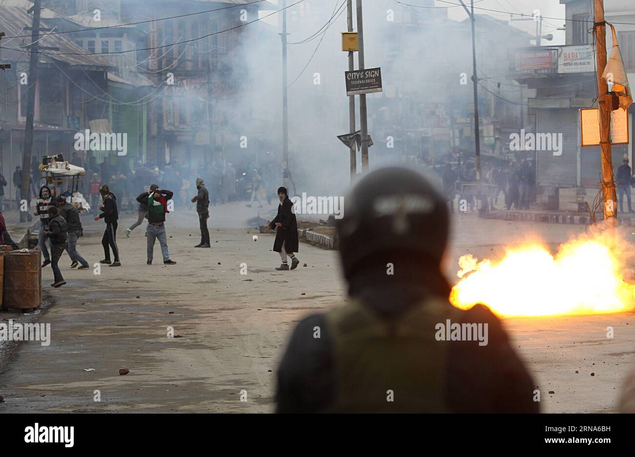 Ausschreitungen nach Freitagsgebet a Srinagar, Kashmir (160108) -- SRINAGAR, 8 gennaio 2016 -- Un guscio di gas lacrimogeni esplode vicino ai manifestanti del Kashmir mentre si scontrano con la polizia indiana e le truppe paramilitari a Srinagar, capitale estiva del Kashmir controllato dagli indiani, 8 gennaio 2016. La polizia indiana ha sparato dozzine di proiettili da fumo lacrimogeni e proiettili di gomma per disperdere i manifestanti del Kashmir che si sono riuniti dopo le preghiere del venerdì pomeriggio e hanno organizzato una protesta contro il dominio indiano nel Kashmir controllato dagli indiani. ) KASHMIR-SRINAGAR-SCONTRI JavedxDar PUBLICATIONxNOTxINxCHN rivolte dopo la preghiera del venerdì a Srinagar Kashmir 16 Foto Stock