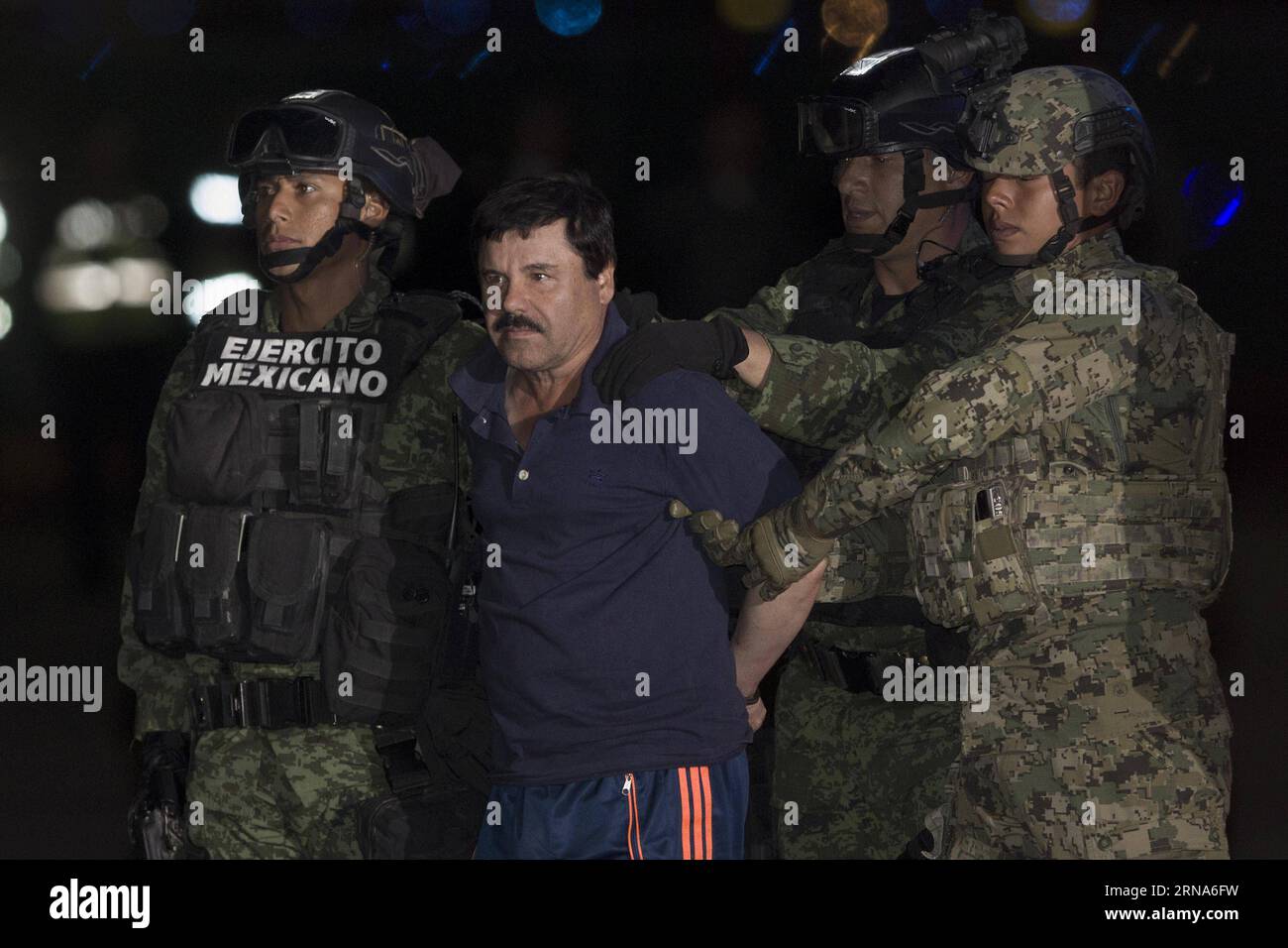 (160109) -- CITTÀ DEL MESSICO, 8 gennaio 2016 -- i soldati scortano Joaquin Guzman Loera, alias El Chapo, al suo arrivo all'hangar dell'Ufficio del Procuratore generale, a città del Messico, capitale del Messico, l'8 gennaio 2016. Dopo un raid mattutino nella città di Los Mochis, nello stato di Sinaloa, nel Messico nord-occidentale, da parte della polizia messicana e dei marines, venerdì, il leader del cartello di Sinaloa Joaquin Guzman Loera fu riconquistato, sei mesi dopo la sua seconda pausa in prigione. MESSICO-MESSICO-SICUREZZA-GUZMAN LOERA-RETRICTURE PedroxMera PUBLICATIONxNOTxINxCHN 160109 città del Messico 8 gennaio 2016 soldati scorta Joaquin Guzman Loera A. Foto Stock