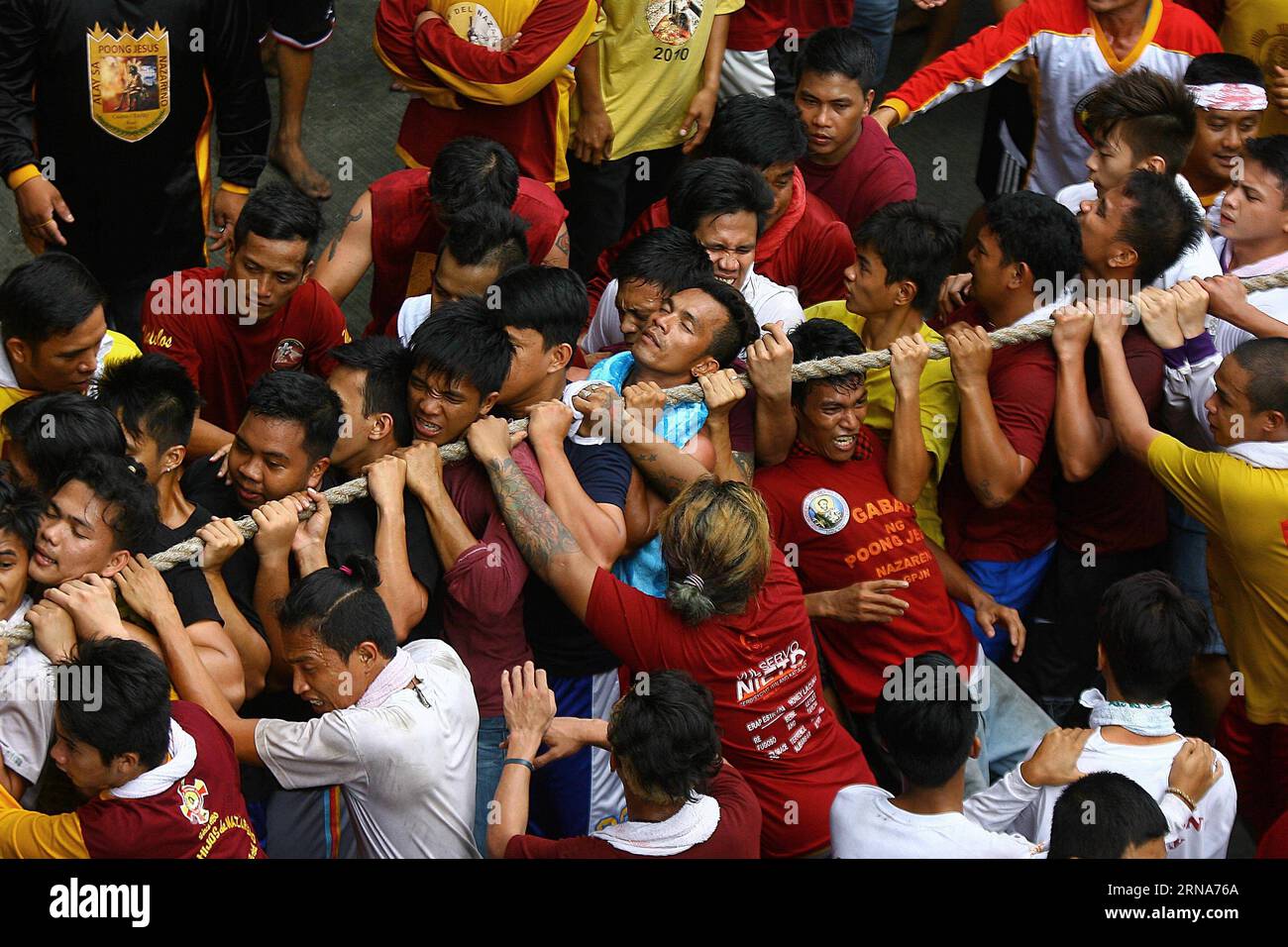 (160110) -- BEIJING, Jan. 9, 2016 -- People try to pull the rope from ...