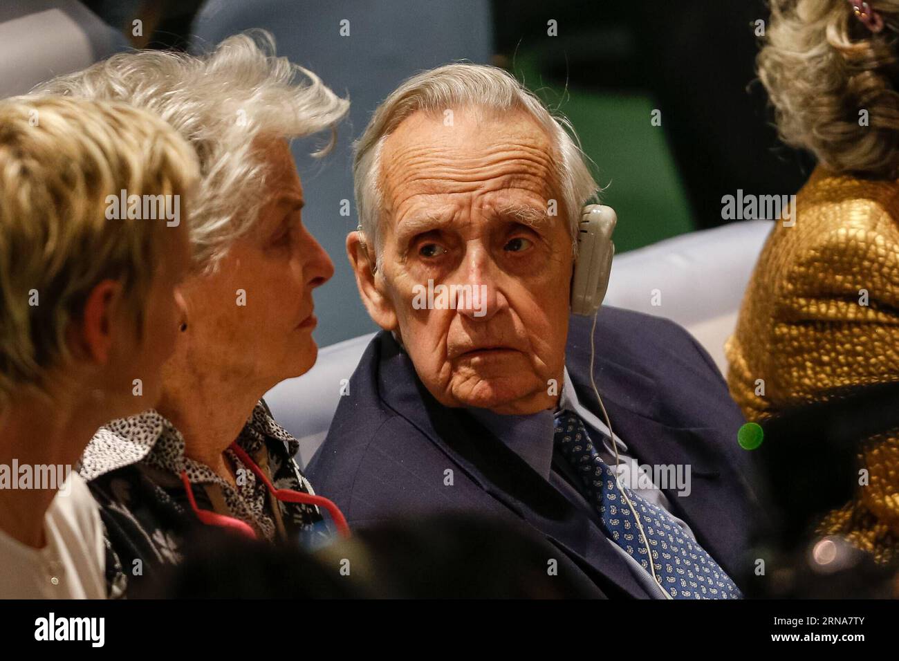 (160111) -- NAZIONI UNITE, 11 gennaio 2016 -- Sir Brian Urquhart(R), uno dei suoi primi membri del personale e che termina come Sottosegretario generale delle Nazioni Unite per gli affari politici speciali, partecipa a una riunione per commemorare il 70° anniversario della prima riunione dell'Assemblea generale, che si è tenuto nel 1946 a Londra, presso la sede delle Nazioni Unite a New York, l'11 gennaio 2016. 70 anni fa, il 10 gennaio, 51 nazioni si riunirono alla Westminster Central Hall di Londra per l'incontro dopo la firma della carta delle Nazioni Unite, il trattato fondamentale dell'organizzazione, a San Francisco nel 1945. U Foto Stock