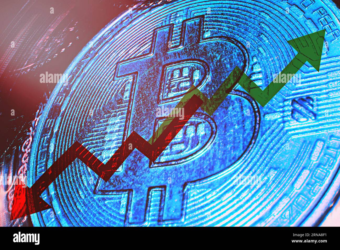 Frecce verdi in alto concetto di aumento del valore dei Bitcoin ( BTC ) i prezzi aumentano . Vista macro della moneta d'oro. Foto Stock