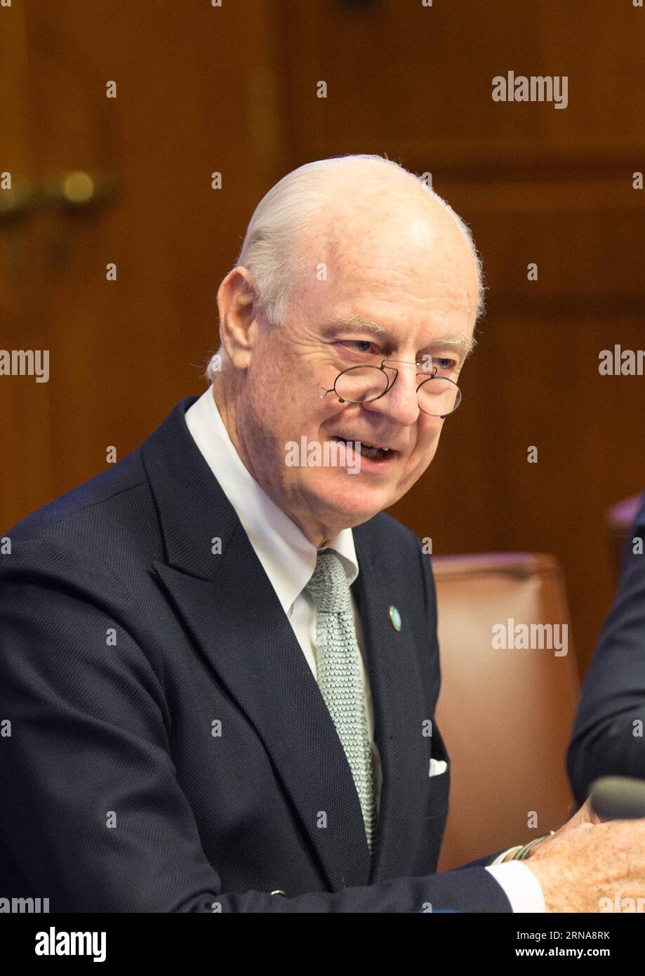 (160113) -- GINEVRA, 13 gennaio 2016 -- l'inviato speciale delle Nazioni Unite per la Siria, Staffan de Mistura tiene un incontro con i rappresentanti di Gran Bretagna, Cina, Francia, Russia e Stati Uniti, i cinque membri permanenti del Consiglio di sicurezza delle Nazioni Unite, a Ginevra, in Svizzera, 13 gennaio 2016. Staffan de Mistura ha dichiarato mercoledì che lui e il suo team continueranno a lavorare sodo per emettere gli inviti al fine di garantire la massima inclusività in vista dell'avvio dei colloqui di pace intra-siriani a Ginevra il 25 gennaio. ) CONFERENZA DI PACE SVIZZERA-GINEVRA-ONU-SIRIA XUXJINQUAN PUBLICATIONXNOTXINXCH Foto Stock