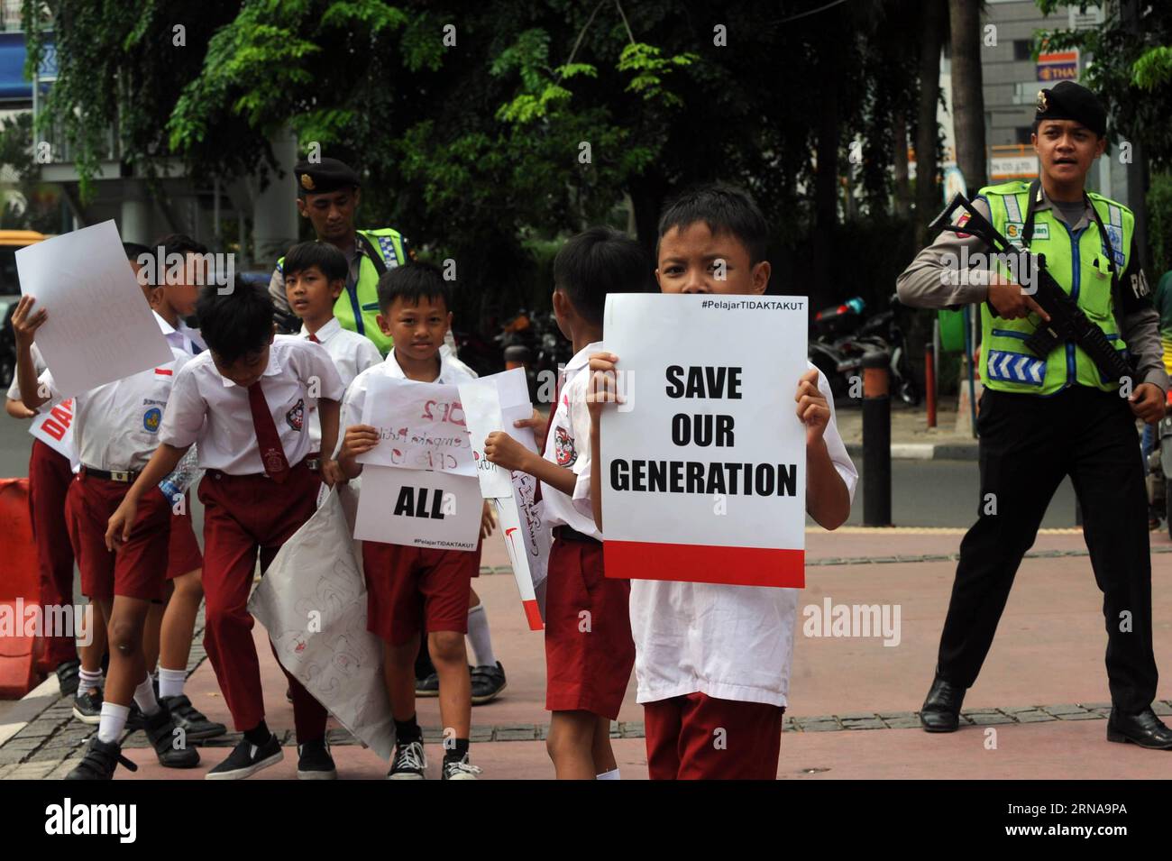 (160115) -- GIACARTA, 15 gennaio 2016 -- studenti indonesiani tengono cartelli e parlano con gli agenti di polizia armati dopo una manifestazione antiterroristica a Giacarta, capitale dell'Indonesia, 15 gennaio 2016. Almeno sette persone, tra cui cinque sospetti aggressori, sono morte in esplosioni di bombe e colpi di arma da fuoco nel centro di Giacarta giovedì, in quello che il presidente del paese ha definito un atto di terrorismo. ) INDONESIA-GIACARTA-ESPLOSIONE BOMBA DOPO AGUNGXKUNCAHYAXB. PUBLICATIONxNOTxINxCHN 160115 Giacarta 15 gennaio 2016 studenti indonesiani tengono cartelli e parlano con gli ufficiali di polizia armati dopo il raduno antiterrorismo a Giacarta Foto Stock