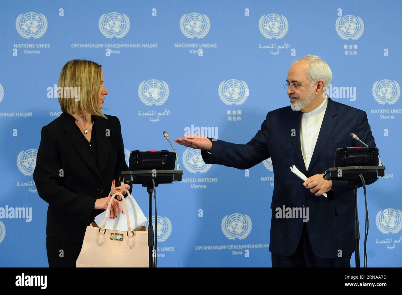 Il ministro degli Esteri iraniano Mohammad Javad Zarif(R) e il capo della politica estera dell'Unione europea (UE) Federica Mogherini partecipano a una conferenza stampa a Vienna, in Austria, il 16 gennaio 2016. Sabato sera l'Unione europea (UE) e l'Iran hanno annunciato congiuntamente il giorno di attuazione dello storico accordo nucleare dopo che l'Agenzia internazionale per l'energia atomica (AIEA) ha confermato che tutte le fasi di preparazione sono state completate da Teheran. ) (CORREZIONE)ATTUAZIONE DELL'ACCORDO NUCLEARE AUSTRIA-VIENNA-UE-IRAN QianxYi PUBLICATIONxNOTxINxCHN ministri degli Esteri iraniani Mohammad Javad Zarif r e politica estera dell'Unione europea Foto Stock