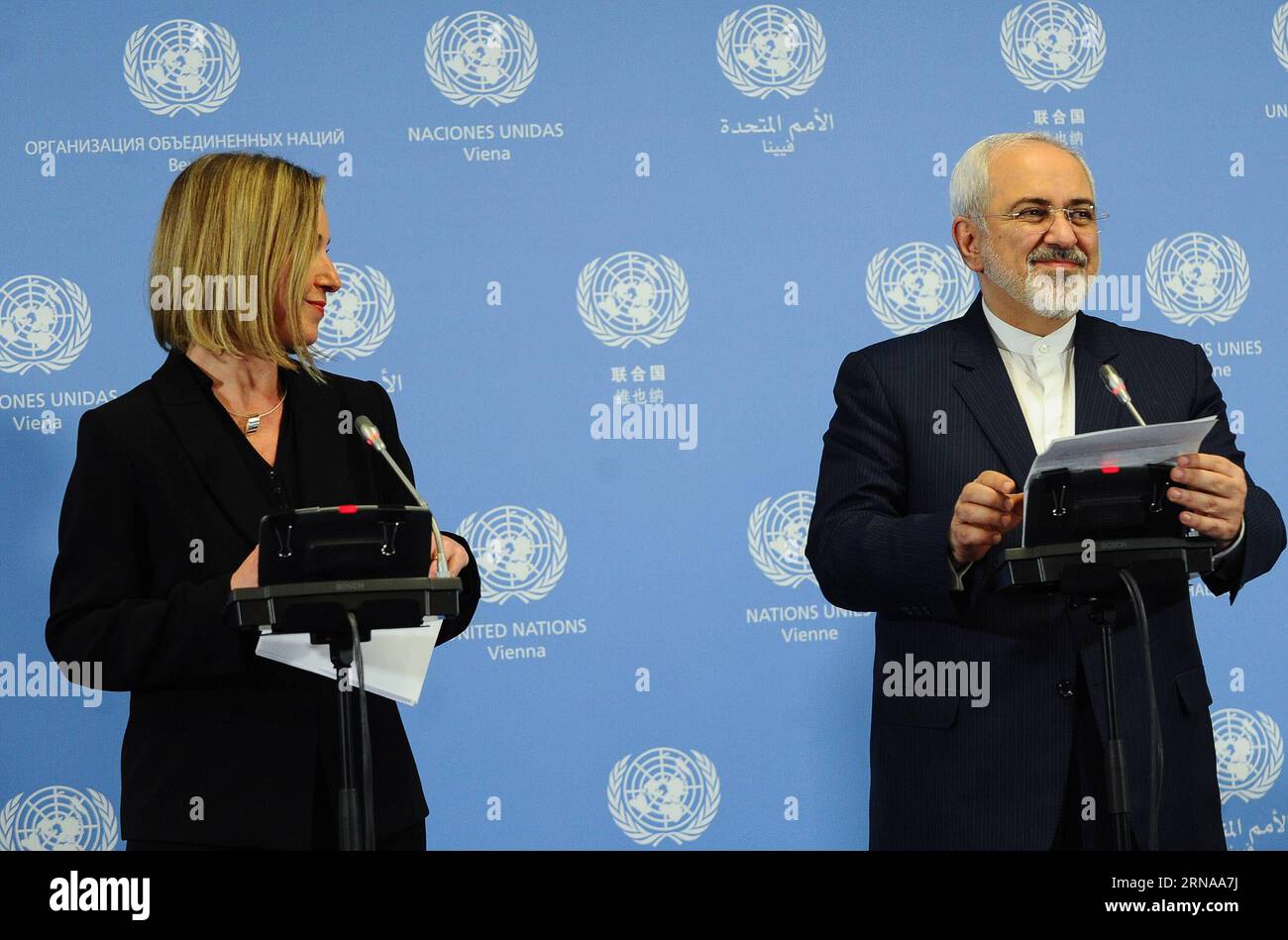 Il ministro degli Esteri iraniano Mohammad Javad Zarif(R) e il capo della politica estera dell'UE Federica Mogherini partecipano a una conferenza stampa a Vienna, in Austria, il 16 gennaio 2016. Sabato sera l'Unione europea (UE) e l'Iran hanno annunciato congiuntamente il giorno di attuazione dello storico accordo nucleare dopo che l'Agenzia internazionale per l'energia atomica (AIEA) ha confermato che tutte le fasi di preparazione richieste sono state completate da Teheran. L'UE ha revocato le sue sanzioni economiche contro l'Iran dopo l'annuncio dell'AIEA. ) AUSTRIA-VIENNA-UE-IRAN-EUCLEAR DEAL IMPLEMENTATION-SANCTIONS-REMOVED QianxYi PUBLICATIONxNOTxINxCHN Iranian Foreig Foto Stock