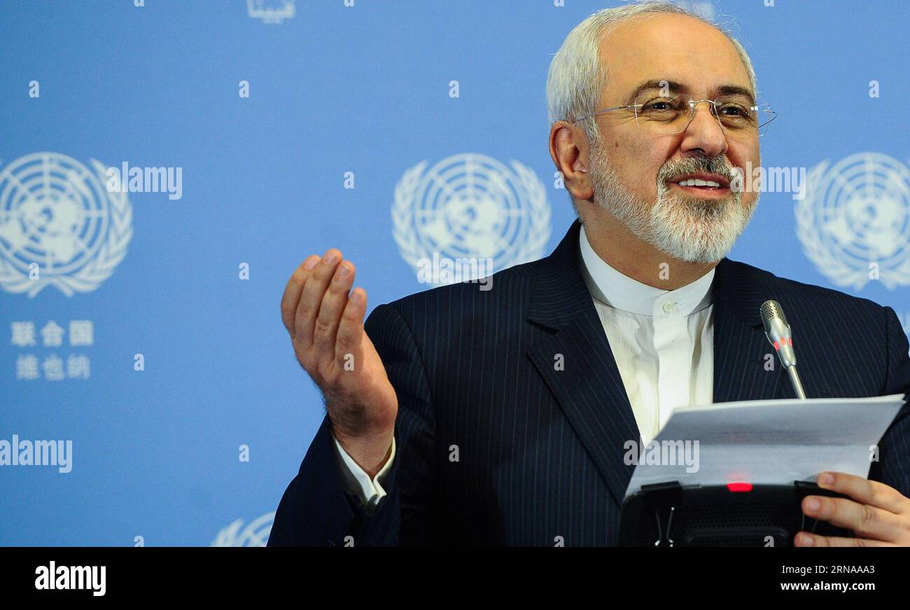 Il ministro degli Esteri iraniano Mohammad Javad Zarif partecipa a una conferenza stampa a Vienna, in Austria, il 16 gennaio 2016. Sabato sera l'Unione europea (UE) e l'Iran hanno annunciato congiuntamente il giorno di attuazione dello storico accordo nucleare dopo che l'Agenzia internazionale per l'energia atomica (AIEA) ha confermato che tutte le fasi di preparazione richieste sono state completate da Teheran. L'UE ha revocato le sue sanzioni economiche contro l'Iran dopo l'annuncio dell'AIEA. ) AUSTRIA-VIENNA-UE-IRAN-EUCLEAR DEAL IMPLEMENTATION-SANCTIONS-REMOVED QianxYi PUBLICATIONxNOTxINxCHN i ministri degli Esteri iraniani Mohammad Javad Zarif partecipano a una stampa Foto Stock