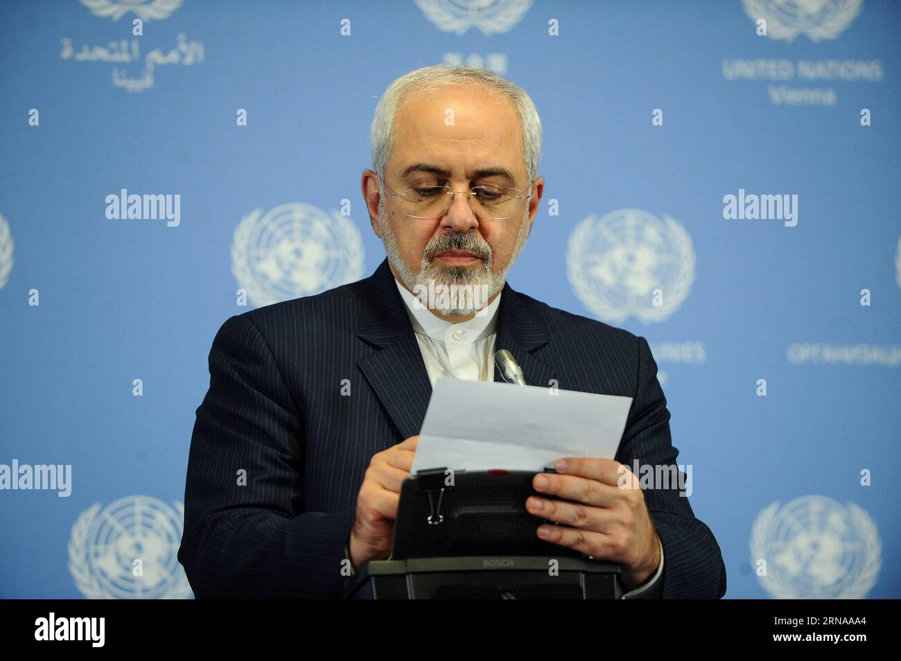 Il ministro degli Esteri iraniano Mohammad Javad Zarif partecipa a una conferenza stampa a Vienna, in Austria, il 16 gennaio 2016. Sabato sera l'Unione europea (UE) e l'Iran hanno annunciato congiuntamente il giorno di attuazione dello storico accordo nucleare dopo che l'Agenzia internazionale per l'energia atomica (AIEA) ha confermato che tutte le fasi di preparazione richieste sono state completate da Teheran. L'UE ha revocato le sue sanzioni economiche contro l'Iran dopo l'annuncio dell'AIEA. ) AUSTRIA-VIENNA-UE-IRAN-EUCLEAR DEAL IMPLEMENTATION-SANCTIONS-REMOVED QianxYi PUBLICATIONxNOTxINxCHN i ministri degli Esteri iraniani Mohammad Javad Zarif partecipano a una stampa Foto Stock
