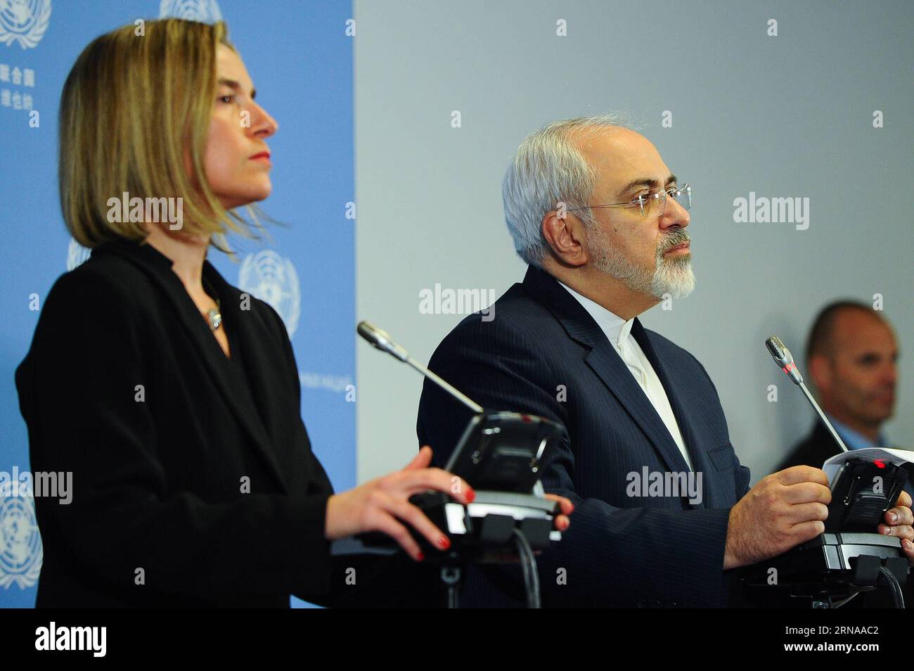 Il ministro degli Esteri iraniano Mohammad Javad Zarif(R) e il capo della politica estera dell'UE Federica Mogherini partecipano a una conferenza stampa a Vienna, in Austria, il 16 gennaio 2016. Sabato sera l'Unione europea (UE) e l'Iran hanno annunciato congiuntamente il giorno di attuazione dello storico accordo nucleare dopo che l'Agenzia internazionale per l'energia atomica (AIEA) ha confermato che tutte le fasi di preparazione richieste sono state completate da Teheran. L'UE ha revocato le sue sanzioni economiche contro l'Iran dopo l'annuncio dell'AIEA. ) AUSTRIA-VIENNA-UE-IRAN-EUCLEAR DEAL IMPLEMENTATION-SANCTIONS-REMOVED QianxYi PUBLICATIONxNOTxINxCHN Iranian Foreig Foto Stock