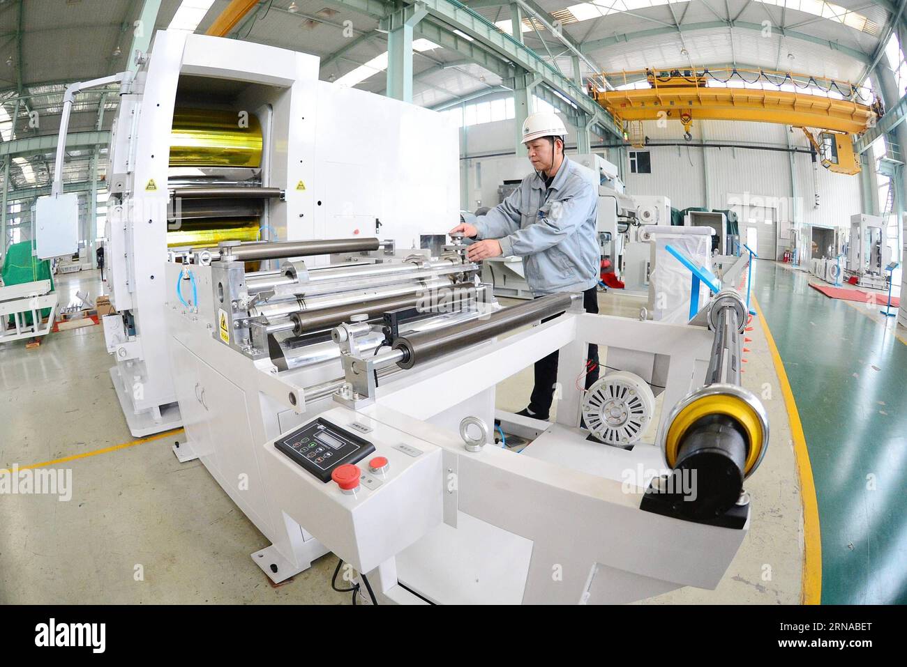 Un lavoratore esegue il debug delle apparecchiature presso una società tecnologica a Xingtai, nella provincia di Hebei, nel nord della Cina, 14 ottobre 2015. L'economia cinese è cresciuta del 6,9% nel 2015. wf CINA-PIL CRESCITA-6,9% CN ZhuxXudong PUBLICATIONxNOTxINxCHN Foto Stock