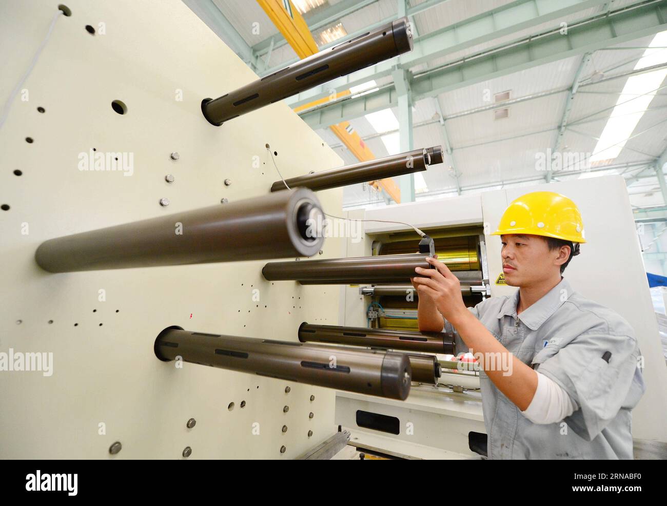 Un lavoratore esegue il debug delle apparecchiature presso una società tecnologica a Xingtai, nella provincia di Hebei, nel nord della Cina, 14 ottobre 2015. L'economia cinese è cresciuta del 6,9% nel 2015. wf CINA-PIL CRESCITA-6,9% CN ZhuxXudong PUBLICATIONxNOTxINxCHN Foto Stock