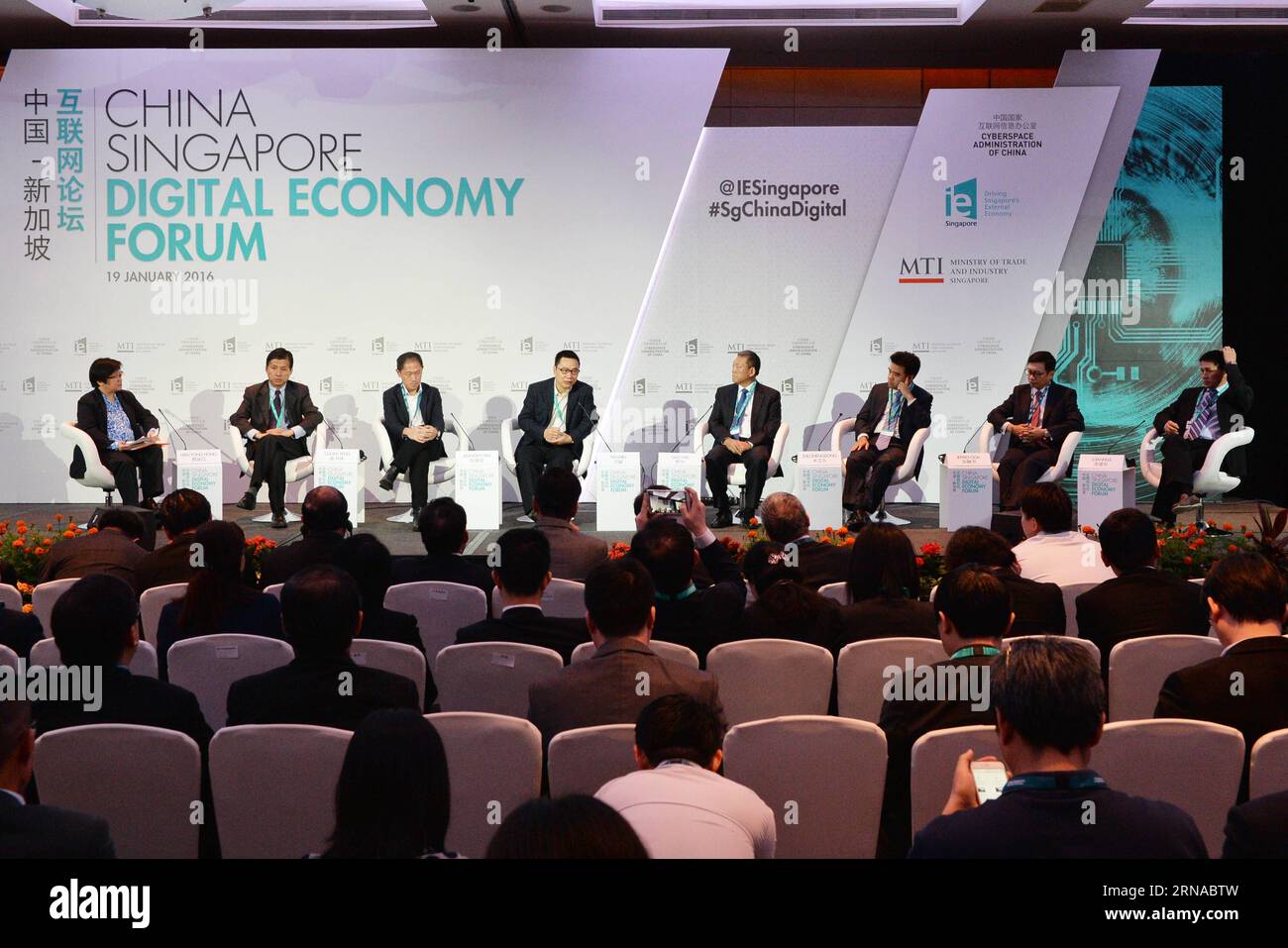 (Da R a L) China S Didi Chuxing S Chief Development Officer (CDO) li Jianhua, Network for Electronic Transfers (Singapore) Pte Ltd S Chief Executive Officer Jeffrey Goh, China Distance Education Holdings Limited S (CDEL) fondatore, Presidente e CEO Zhu Zhengdong, Presidente di Digital China Guo Wei, Ctrip S Vice Presidente fan min, Singapore Press Holdings Vice Presidente Esecutivo del Chinese Media Group Anthony Tan, Direttore del Centro di ricerca del Dipartimento governativo di Tencent Company cui Shu Feng e Singapore Press Holdings Lianhe Zaobao China News Editor Han Yong Hong assistono al China-Singapor Foto Stock