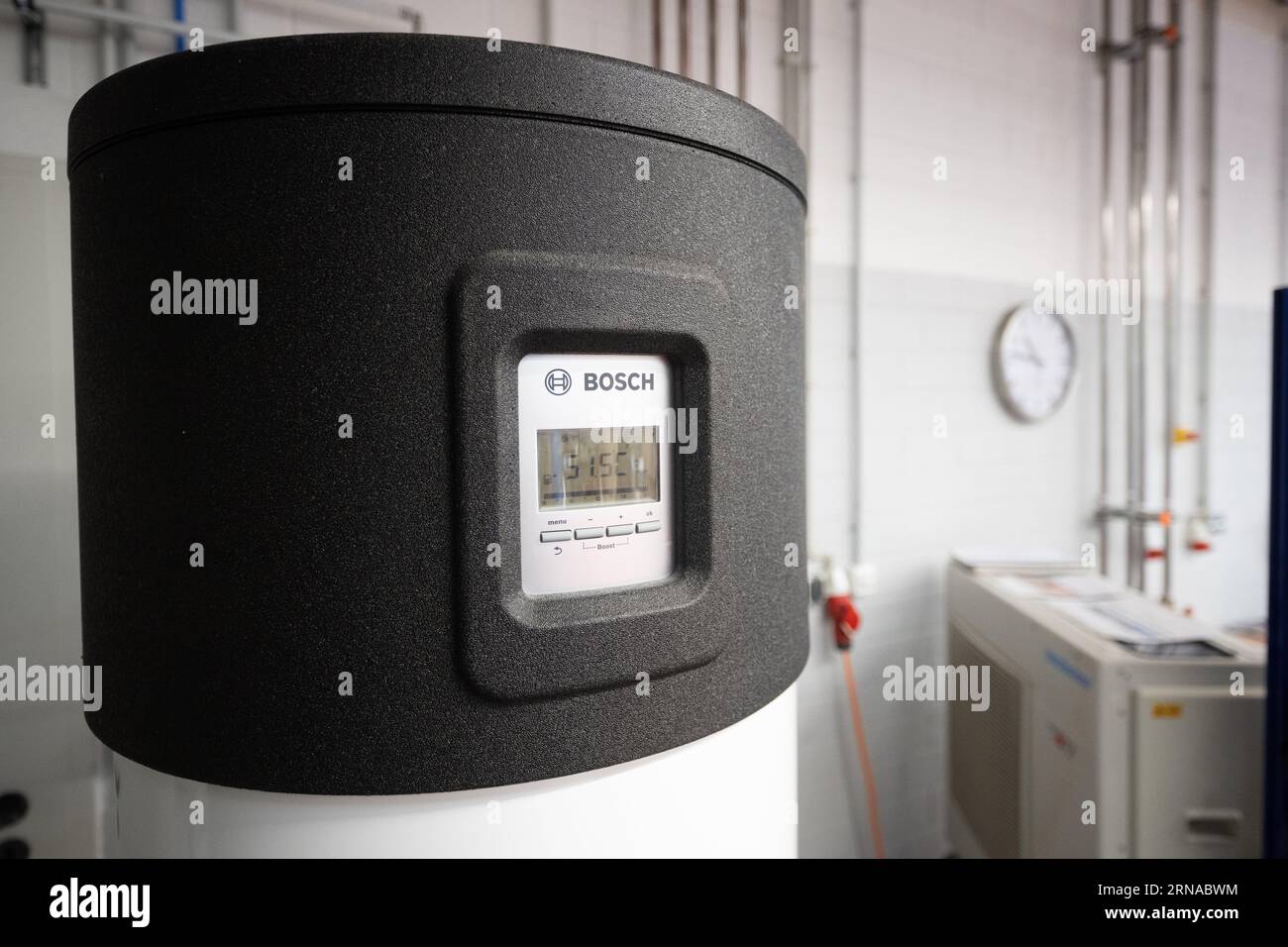 31 agosto 2023, Brandeburgo, Groß Kreutz: Una pompa di calore per acqua calda si trova nel "laboratorio di pompe di calore" della camera dell'artigianato di Potsdam presso l'Handwerk Education and Innovation Campus (BIH). Foto: Sebastian Christoph Gollnow/dpa Foto Stock
