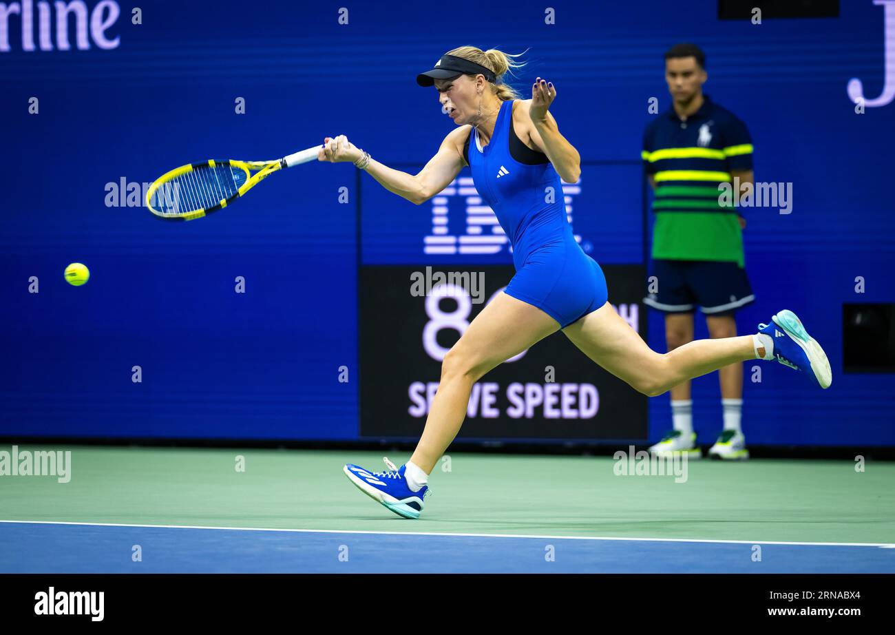 Caroline Wozniacki della Danimarca in azione durante il secondo turno degli US Open Tennis Championships 2023, torneo di tennis del grande Slam il 30 agosto 2023 all'USTA National Tennis Center di New York, Stati Uniti Foto Stock