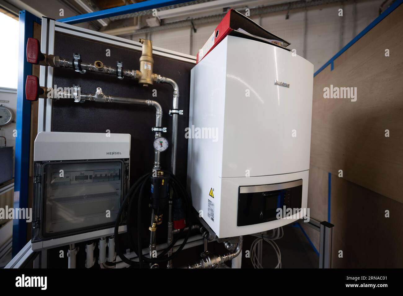 31 agosto 2023, Brandeburgo, Groß Kreutz: Una pompa di calore si trova nel "laboratorio di pompe di calore" della camera dell'artigianato di Potsdam presso l'Handwerk Education and Innovation Campus (BIH). Foto: Sebastian Christoph Gollnow/dpa Foto Stock