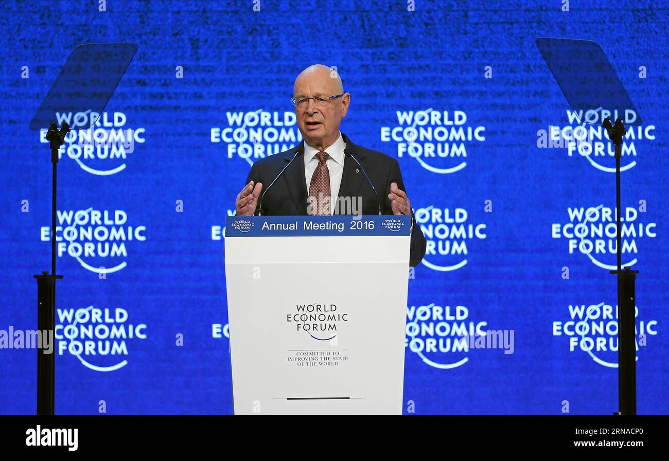 (160120) -- DAVOS, 20 gennaio 2016 -- fondatore e presidente esecutivo del World Economic Forum () Klaus Schwab si rivolge al pubblico alla riunione annuale del forum a Davos, in Svizzera, 20 gennaio 2016. I leader di vari settori chiave hanno sottolineato che la quarta rivoluzione industriale sarà guidata dalle energie rinnovabili in occasione del 46° incontro annuale, che ha avuto inizio mercoledì a Davos-Klosters, in Svizzera. WORLD ECONOMIC FORUM/Remy Steinegger) SVIZZERA-DAVOS- RIUNIONE ANNUALE WEF PUBLICATIONxNOTxINxCHN 160120 Davos 20 gennaio 2016 fondatore e presidente esecutivo del Forum economico mondiale Klaus Schwab addr Foto Stock