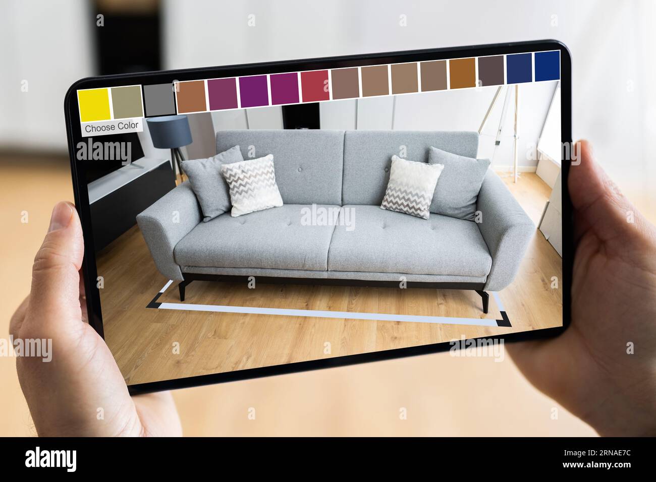 Applicazione di progettazione per smartphone per mobili AR. Divano realtà aumentata Foto Stock