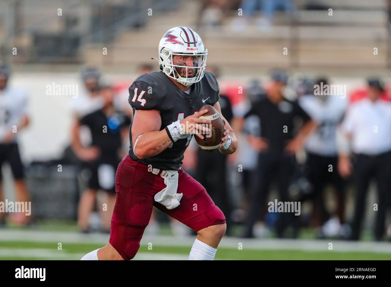 31 agosto 2023:.il quarterback della Southern Nazarine University Crimson Storm Gage Porter (14) corre con la palla durante la partita di football NCAA tra l'Harding University Bison e la Southern Nazarene University Crimson Storm allo SNU Stadium di Bethany, OK. Ron Lane/CSM Foto Stock