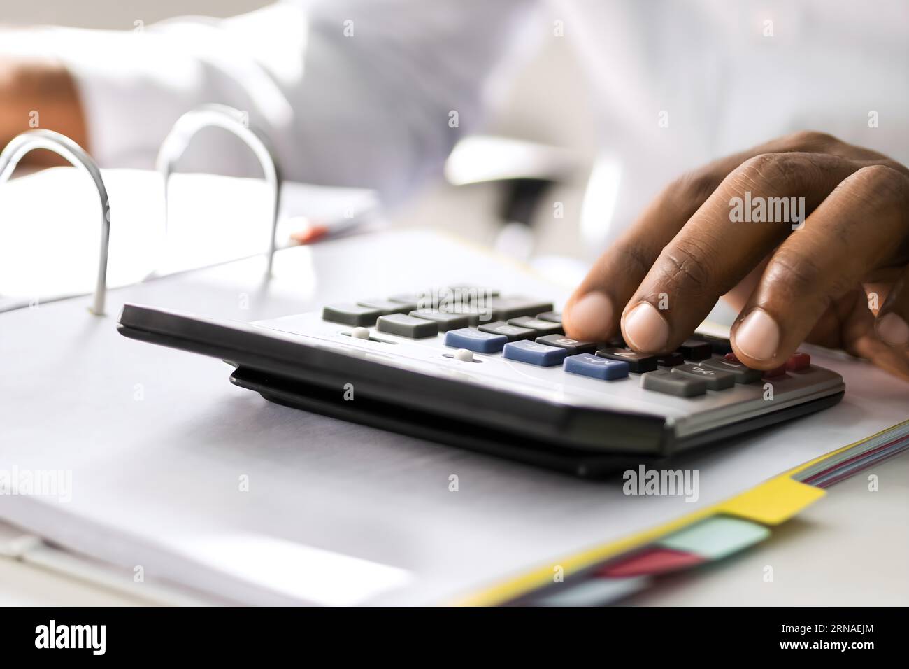 African American Accountant fare contabilità e tasse Foto Stock