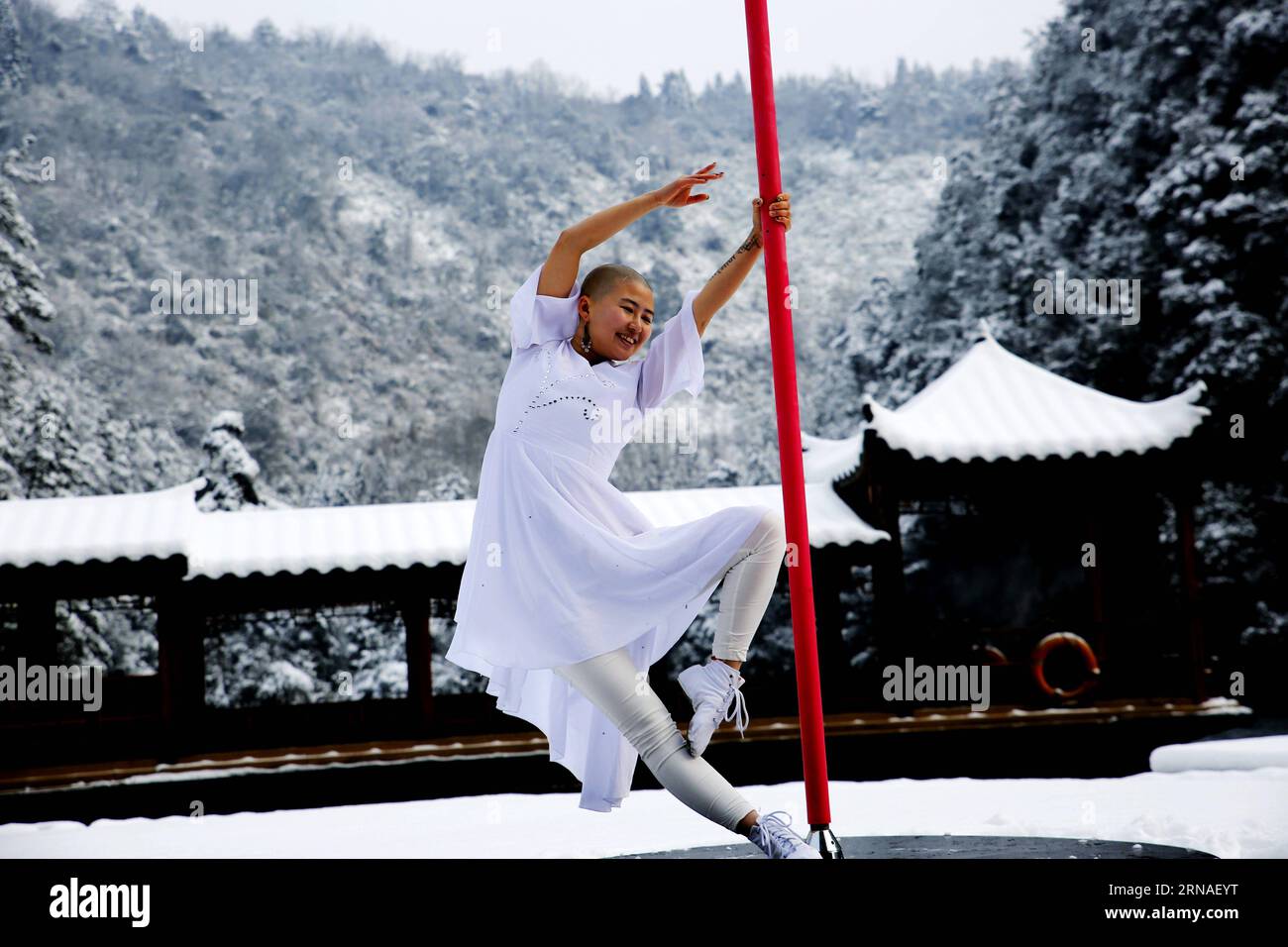 (160123) -- PECHINO, 23 gennaio 2016 -- Dancer Jin Meina esegue pole dance in mezzo al ghiaccio e alla neve nel punto panoramico del lago Baofeng a Zhangjiajie, nella provincia di Hunan, nella Cina centrale, 23 gennaio 2016. ) (lfj) CHINA-HUNAN-ZHANGJIAJIE-POLE DANCERS (CN) WuxYongbing PUBLICATIONxNOTxINxCHN 160123 Pechino Jan 23 2016 Dancer Jin Meina esegue Pole Dance in mezzo al GHIACCIO e alla neve AL Baofeng Lake Scenic Spot a Zhangjiajie, Cina centrale, provincia di Hunan, Jan 23 2016 lfj China Hunan Zhangjiajie Pole Dancers CN PUBLICATIONCHN Foto Stock