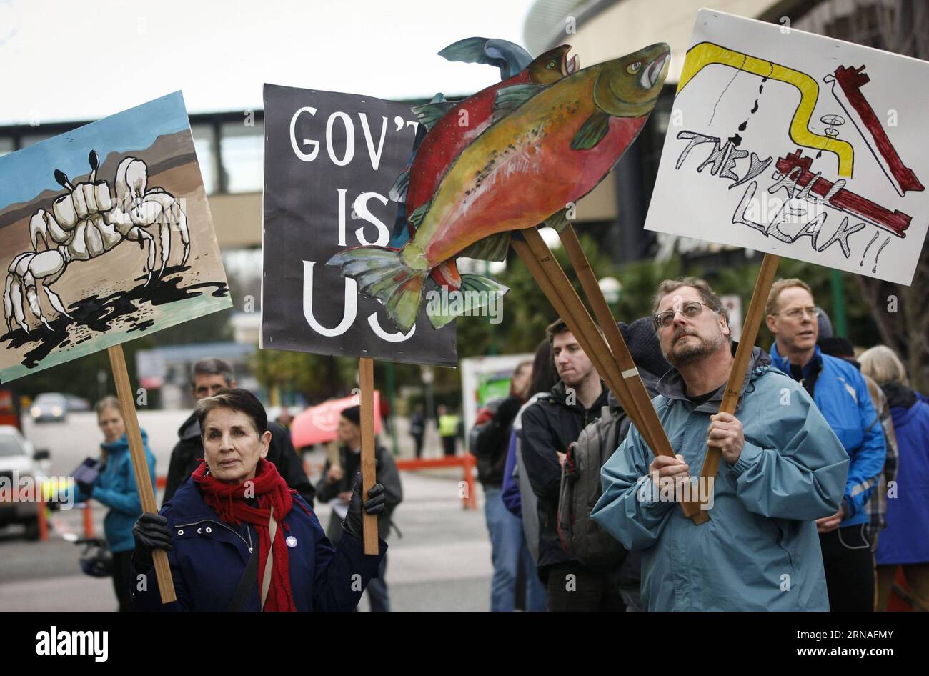 VANCOUVER, 23 gennaio 2016 -- i residenti locali partecipano a una manifestazione a Vancouver, Canada, 23 gennaio 2016. Centinaia di persone hanno organizzato una protesta contro l'espansione dell'oleodotto nella Columbia Britannica. ) CANADA-VANCOUVER-PIPELINE-RALLY Liangxsen PUBLICATIONxNOTxINxCHN Vancouver Jan 23 2016 i residenti locali partecipano a un Rally a Vancouver Canada Jan 23 2016 centinaia di celebrità hanno organizzato una protesta contro l'espansione della pipeline nella Columbia Britannica Canada Vancouver Pipeline Rally LiangxSen PUBLICATIONxNOTxINxCHN Foto Stock