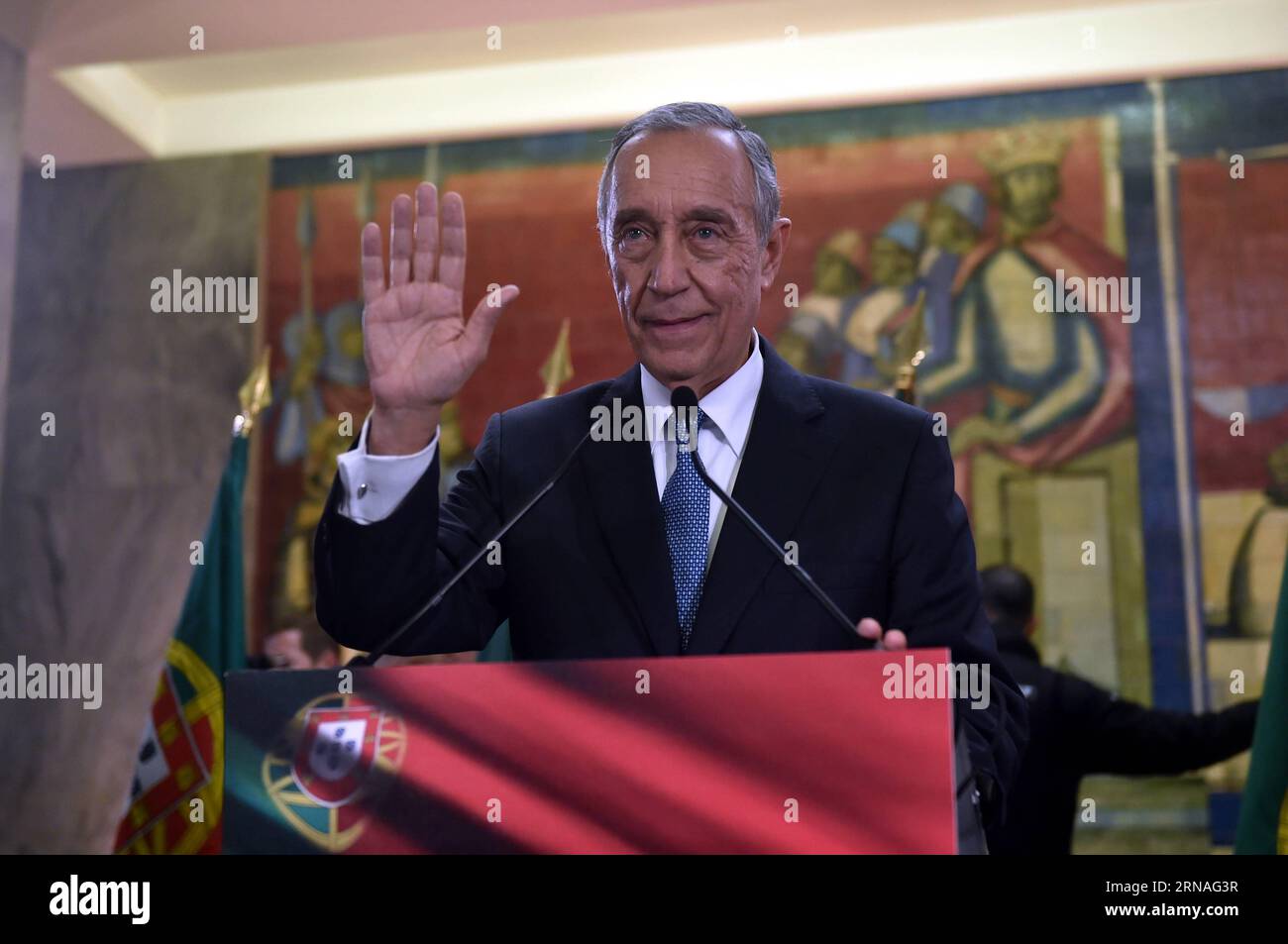 Il candidato del Partito Socialdemocratico portoghese Marcelo Rebelo de Sousa saluta ai sostenitori a Lisbona, in Portogallo, 24 gennaio 2016. Il candidato del Partito Socialdemocratico portoghese Marcelo Rebelo de Sousa ha vinto le elezioni presidenziali domenica, che guiderà il Portogallo afflitto dal debito nei prossimi cinque anni, ha riferito la TV locale ). PORTOGALLO-ELEZIONI-LISBONA ZhangxLiyun PUBLICATIONxNOTxINxCHN candidato del Partito socialdemocratico PORTOGHESE Marcelo Rebelo de Sousa Waves ai sostenitori a Lisbona Portogallo 24 gennaio 2016 il candidato del Partito socialdemocratico PORTOGHESE Marcelo Rebelo de Sousa ha vinto le elezioni presidenziali DEL Foto Stock