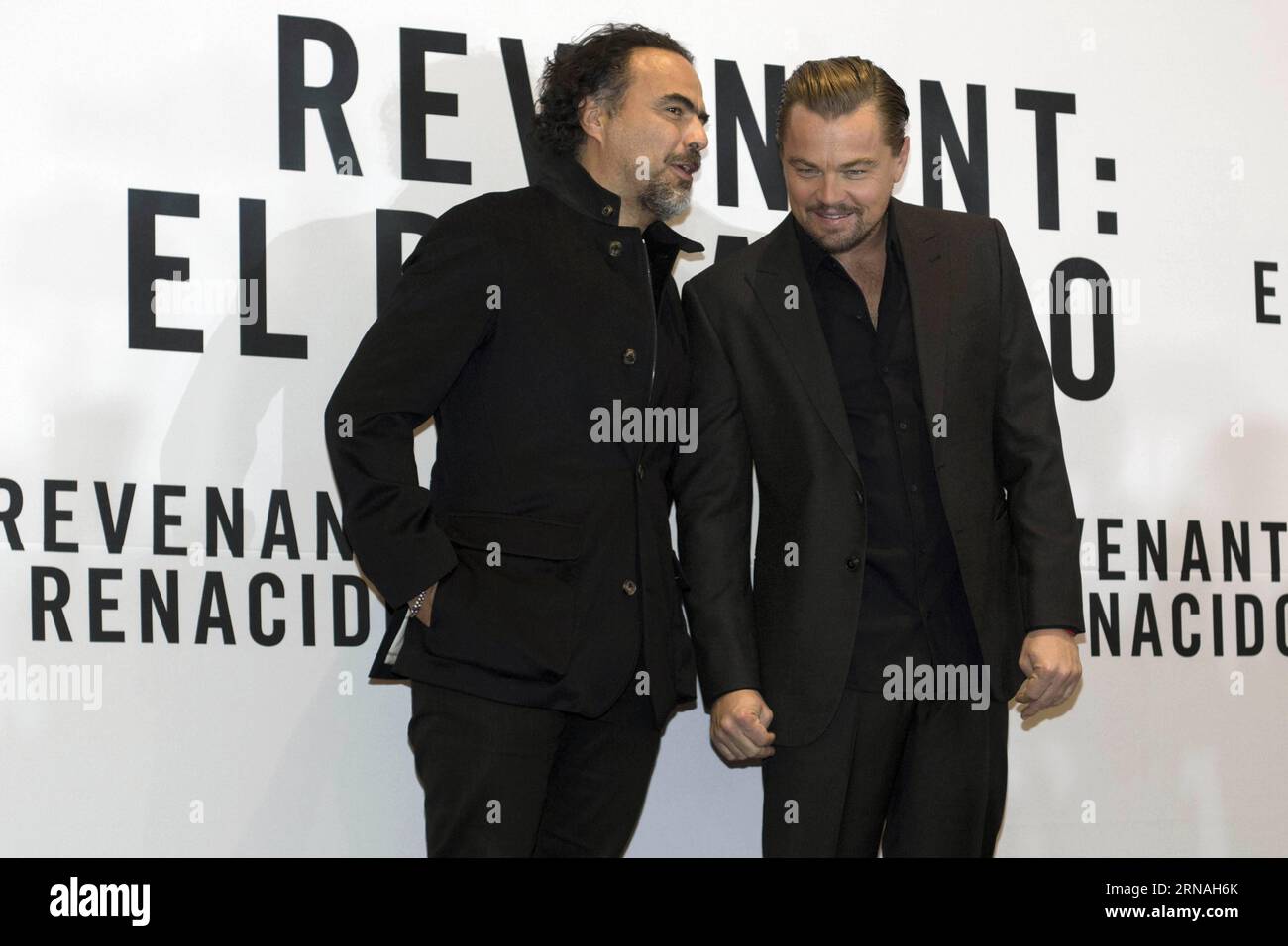 (160127) -- CITTÀ DEL MESSICO, 26 gennaio 2016 -- il regista messicano Alejandro Gonzalez Inarritu (L) e l'attore statunitense Leonardo DiCaprio posa durante il photocall per promuovere il film The Revenant a città del Messico, capitale del Messico, il 26 gennaio 2016. Alejandro Ayala) (jp) (sp) CITTÀ DEL MESSICO-FILM-THE REVENANT e AlejandroxAyala PUBLICATIONxNOTxINxCHN 160127 città del Messico gennaio 26 2016 il regista cinematografico MESSICANO Alejandro Gonzalez Inarritu l e l'attore statunitense Leonardo DiCaprio posa durante la foto per promuovere il film il rivale a città del Messico capitale del Messico IL 26 2016 gennaio Alejandro Ayala JP SP Foto Stock
