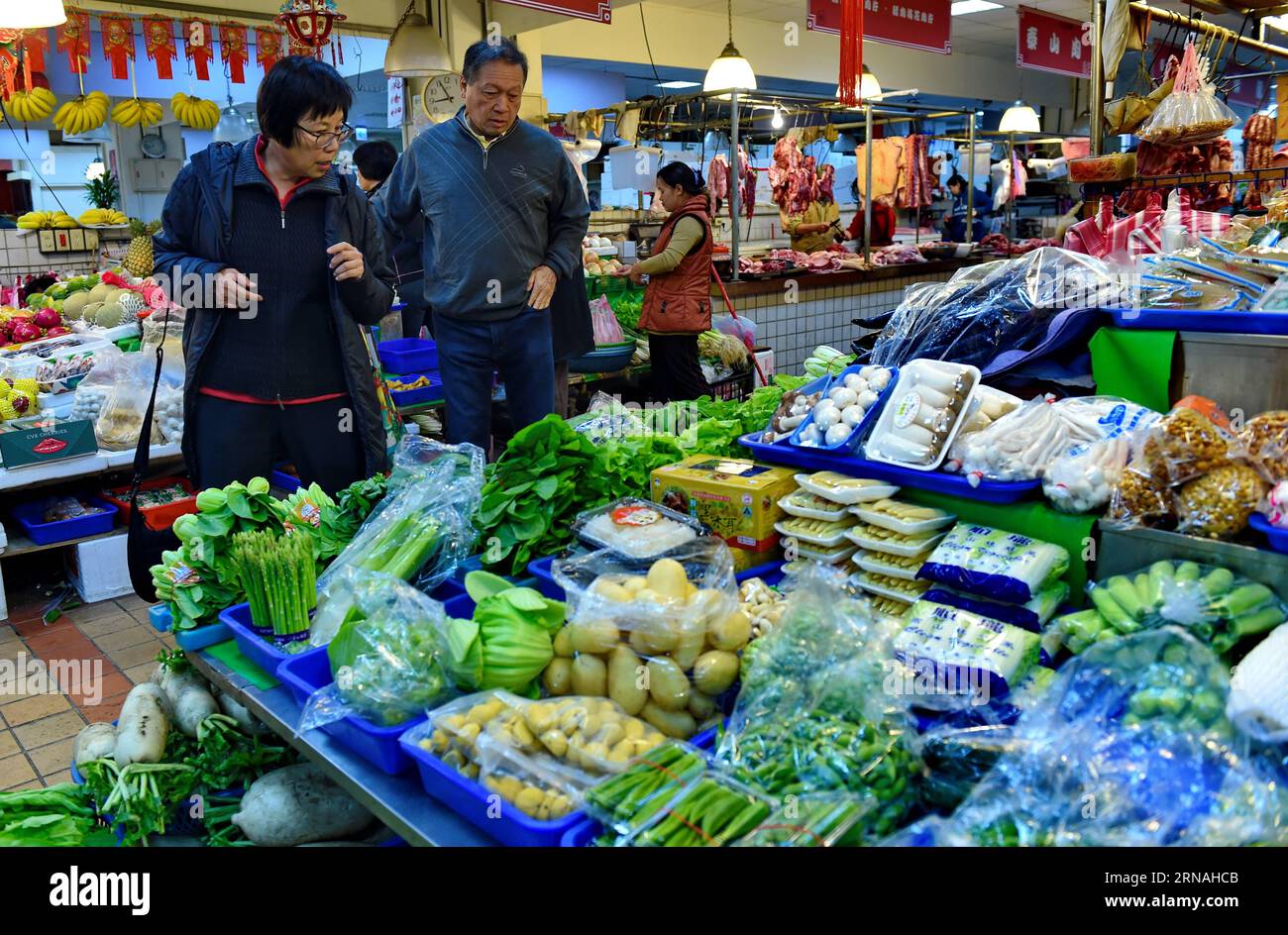 (160127) -- TAIPEI, 27 gennaio 2016 -- le persone scelgono verdure in un mercato a Taipei, nel sud-est della Cina, Taiwan, 27 gennaio 2016. I prezzi delle verdure a Taiwan sono aumentati di recente a causa dell'ondata fredda. Secondo le autorità locali, il clima freddo ha fatto sì che il suo settore agricolo soffrisse più di 400 milioni di dollari di New Taiwan in perdite, con l'industria della pesca che ne rappresenta più del 80%. ) (zx) CHINA-TAIWAN-COLD WAVE-ECONOMY (CN) ZhangxGuojun PUBLICATIONxNOTxINxCHN 160127 Taipei Jan 27 2016 celebrità scelgono verdure IN un mercato a Taipei Sud-Est della Cina a TAIWAN Jan 27 2016 VE Foto Stock