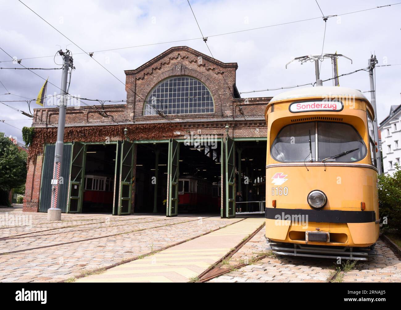 Vienna. 30 agosto 2023. Questa foto scattata il 30 agosto 2023 mostra la vista esterna del Remise, il Museo dei trasporti di Vienna Lines, a Vienna, in Austria. Il Remise-Transport Museum of Vienna Lines mostra tram storici e moderni e altri veicoli e offre ai visitatori un viaggio attraverso 150 anni di storia dei trasporti pubblici con Vienna Lines. Credito: He Canling/Xinhua/Alamy Live News Foto Stock