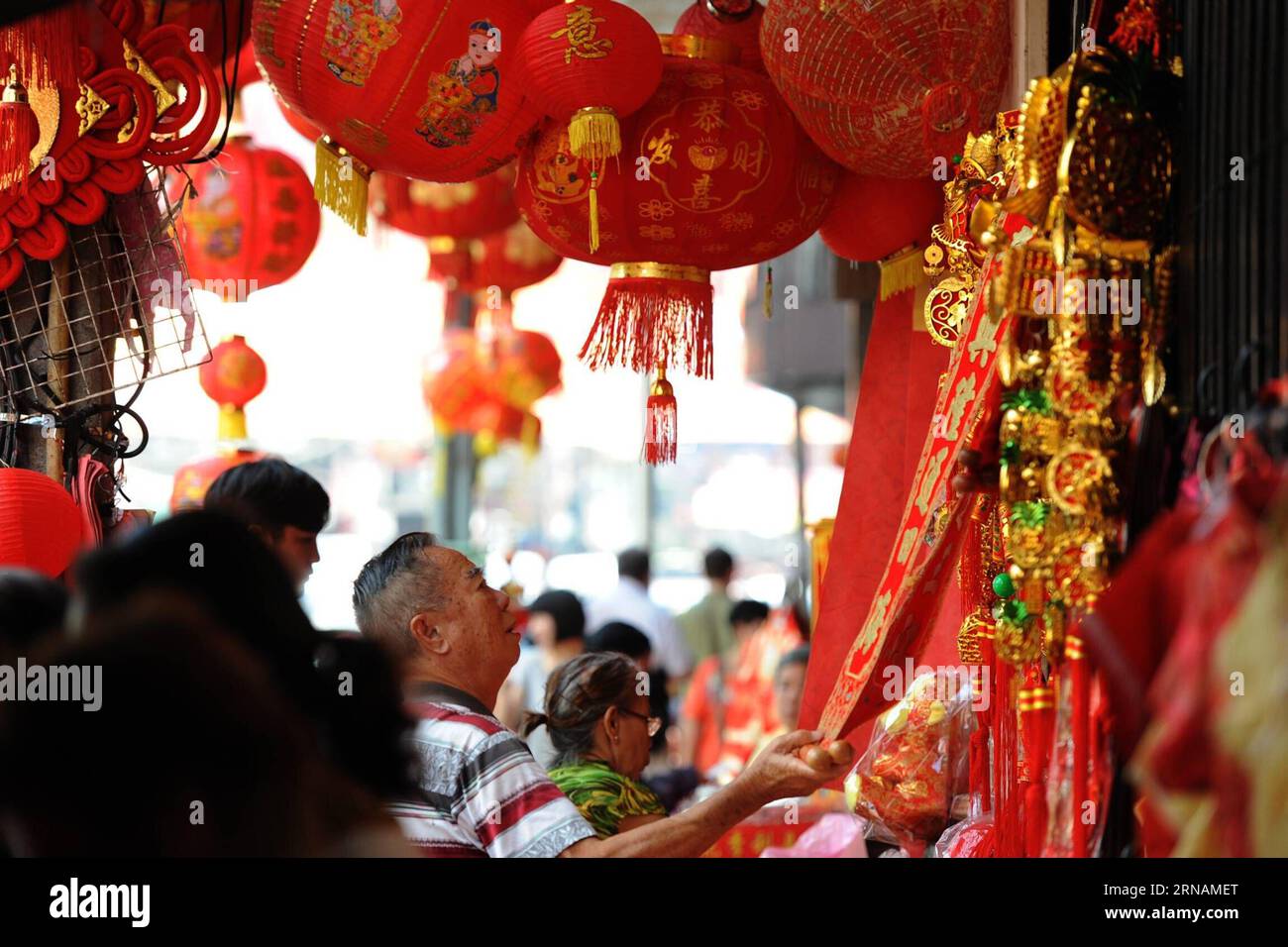 (160201) -- BANGKOK, 1 febbraio 2016 -- i thailandesi acquistano decorazioni per Capodanno a China Town a Bangkok, Thailandia, 1 febbraio 2016. Il calendario lunare cinese assegna un simbolo animale a ogni anno in un ciclo di 12 anni. Secondo lo zodiaco, il 2016 è l'anno della scimmia a partire dall'8 febbraio. )(dh) TAILANDIA-BANGKOK-CHINA TOWN-CAPODANNO DECORAZIONI RachenxSageamsak PUBLICATIONxNOTxINxCHN Bangkok 1 febbraio 2016 celebrità thailandesi Acquista decorazioni di Capodanno A Bangkok Paese thailandese 1 febbraio 2016 il calendario lunare cinese assegna al simbolo animale ogni anno in un ciclo di 12 anni secondo lo Zodia Foto Stock