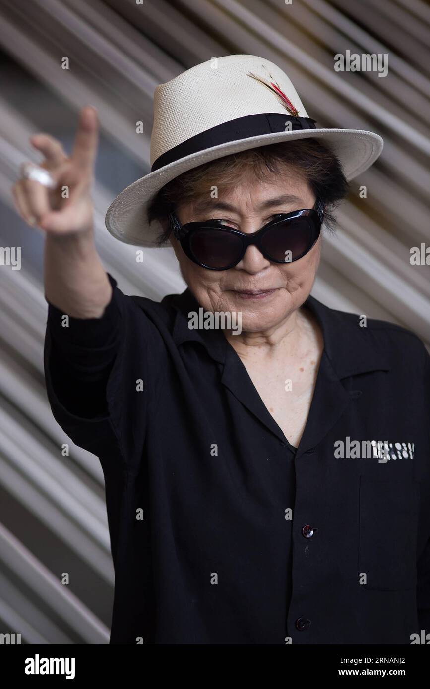 L'artista Yoko Ono posa durante una photocall tenuta prima dell'apertura della mostra Land of Hope , presso il Museo della memoria e della tolleranza, a città del Messico, capitale del Messico, 2 febbraio 2016. ) (jg) (sp) MESSICO-CITTÀ-CULTURA-YOKO ONO PedroxMera PUBLICATIONxNOTxINxCHN l'artista Yoko Ono posa durante una foto chiamata Hero prima dell'apertura della Mostra Paese della speranza AL THA Museum of Memory and Tolerance di città del Messico capitale del Messico 2 febbraio 2016 JG SP Messico Cultura di città del Messico Yoko Ono PedroxMera PUBLICATIONxNOTxINxCHN Foto Stock