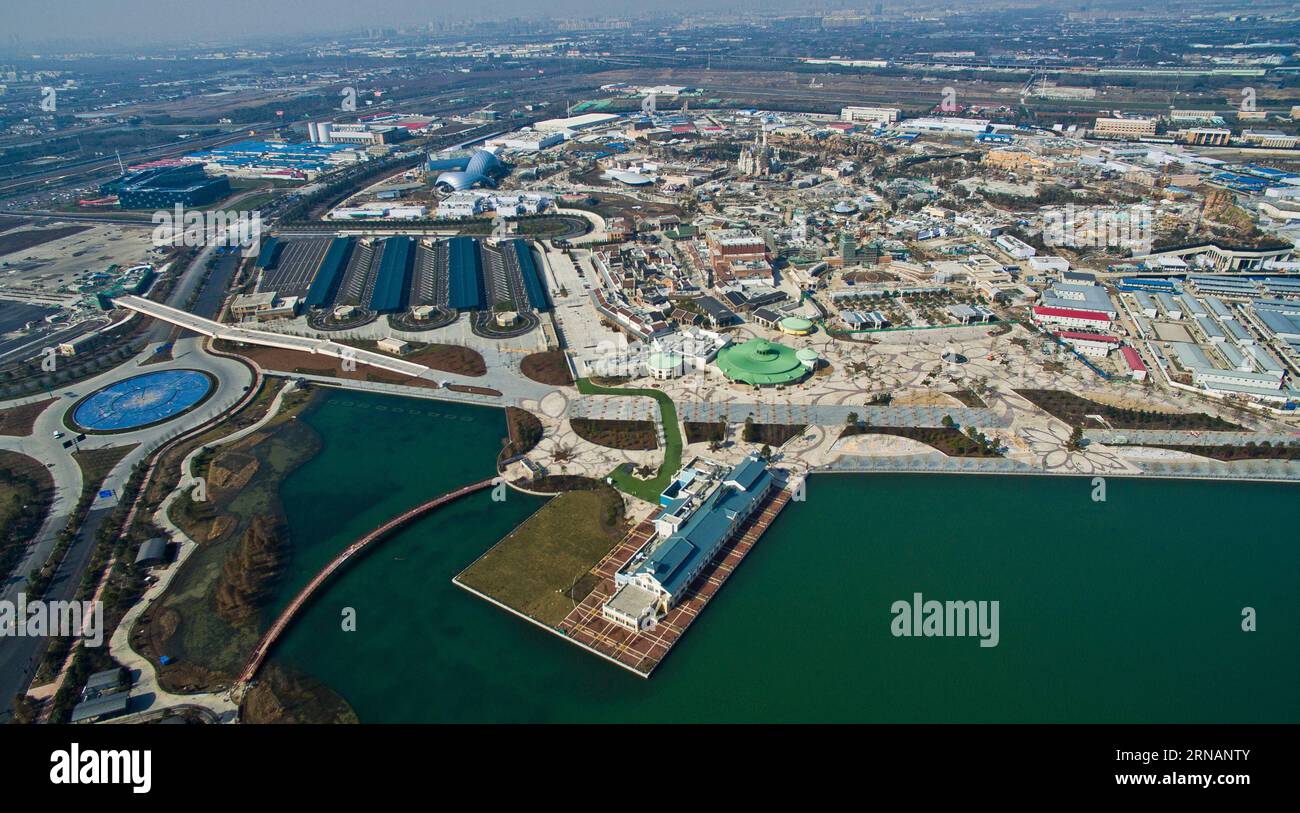 (160203) -- SHANGHAI, 3 febbraio 2016 () -- una foto aerea scattata il 3 febbraio 2016 mostra una vista panoramica di Shanghai Disneyland a Shanghai, nella Cina orientale. Shanghai Disneyland ha annunciato che inizierà a vendere i biglietti il 28 marzo di quest'anno. Disneyland offre sia biglietti regolari che di punta con prezzi regolari a 370 yuan (circa 56 dollari USA) e prezzi di picco a 499 yuan (circa 76 dollari USA). () (lfj) SHANGHAI-DISNEYLAND-BIGLIETTI (CN) Xinhua PUBLICATIONxNOTxINxCHN Shanghai 3 febbraio 2016 a foto aerea scattata IL 3 febbraio 2016 mostra una vista panoramica del Disneyland Shanghai a Shanghai EAS Foto Stock