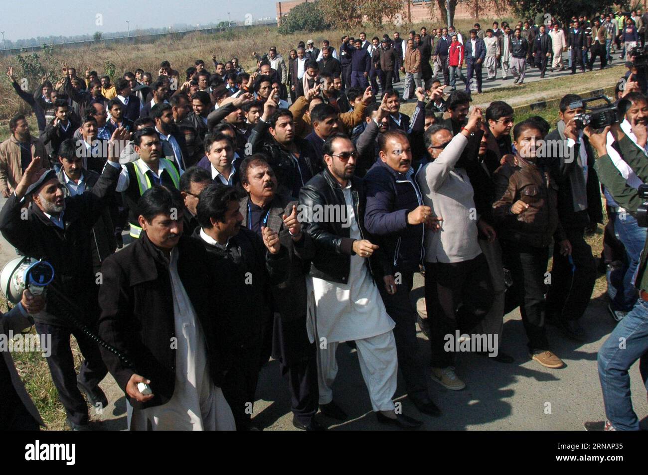 Pakistan: Streik am Flughafen von Lahore (160203) -- LAHORE, 3 febbraio 2016 -- dipendenti della Pakistan International Airlines (Pia) gridano slogan mentre si riuniscono di fronte all'aeroporto internazionale Allama Iqbal durante uno sciopero di protesta a Lahore, il 3 febbraio 2016. Le autorità aeronautiche in Pakistan hanno detto che dozzine di voli internazionali e nazionali sono stati cancellati mercoledì, un giorno dopo tre lavoratori delle compagnie aeree statali sono stati uccisi negli scontri con la polizia nella città portuale meridionale di Karachi. ) PAKISTAN-LAHORE-Pia-STRIKE Sajjad PUBLICATIONxNOTxINxCHN Pakistan Strike at Airp Foto Stock