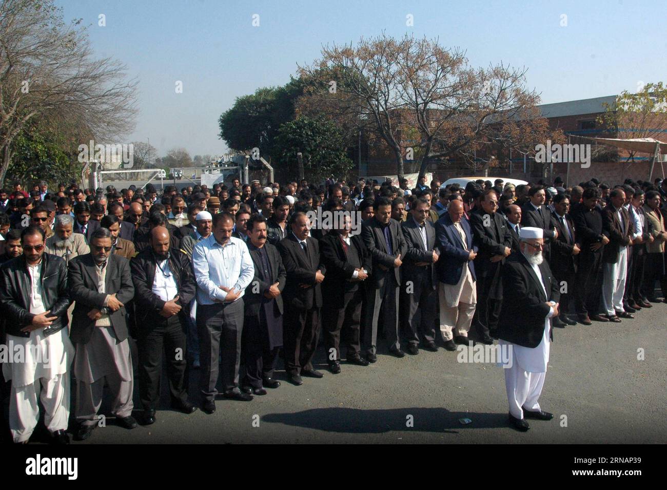 Pakistan: Streik am Flughafen von Lahore (160203) -- LAHORE, 3 febbraio 2016 -- i manifestanti, tra cui i dipendenti della Pakistan International Airlines (Pia), offrono preghiere funebri per l'assentia per i dipendenti della Pia che sono stati uccisi durante uno scontro con le forze di sicurezza a Karachi, durante uno sciopero di protesta fuori dall'aeroporto internazionale di Allama Iqbal a Lahore, il 3 febbraio 2016. Le autorità aeronautiche pakistane hanno dichiarato che mercoledì sono stati cancellati decine di voli internazionali e nazionali, un giorno dopo che tre lavoratori delle compagnie aeree statali sono stati uccisi negli scontri con la polizia del sud Foto Stock