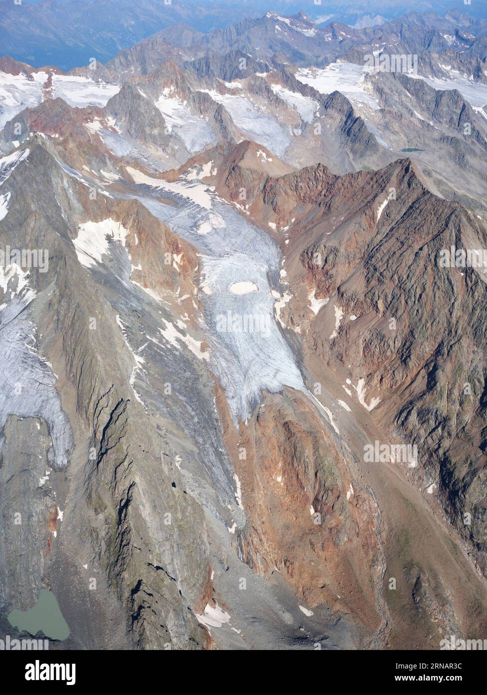 VISTA AEREA. Vista panoramica dei ghiacciai intorno al Ruderhofspitze (altitudine: 3474 m) sulle Alpi dello Stubai. Neustift im Stubaital, Tirolo, Austria. Foto Stock