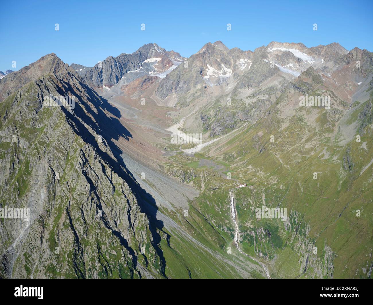 VISTA AEREA. La cascata Falbesoner nelle Alpi dello Stubai. Neustift im Stubaital, Tirolo, Austria. Foto Stock