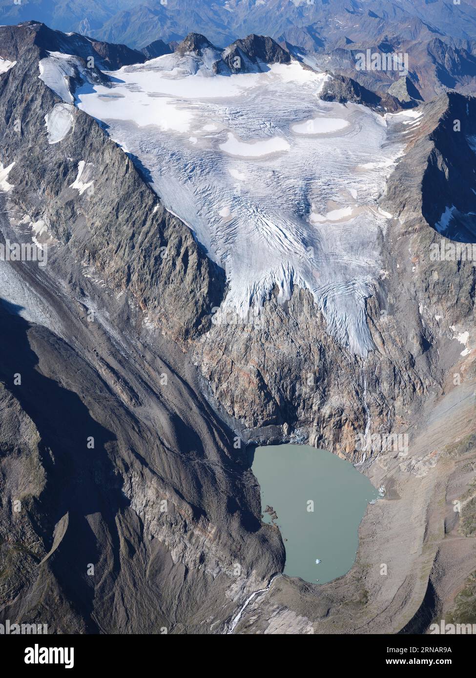 VISTA AEREA. Zuckerhütl (altitudine: 3507 m), la vetta più alta delle Alpi dello Stubai con il grande ghiacciaio del Sulzenauferner. Tirolo, Austria. Foto Stock