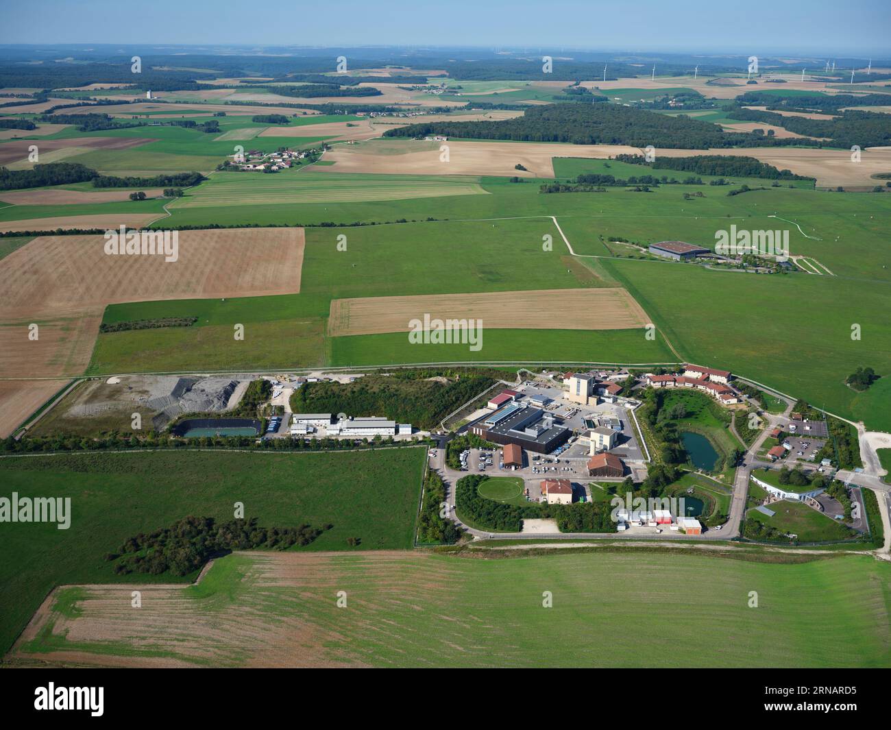 VISTA AEREA. Infrastruttura a terra di un laboratorio di ricerca sotterraneo per lo studio dello stoccaggio a lungo termine di scorie nucleari. Bure, Francia. Foto Stock