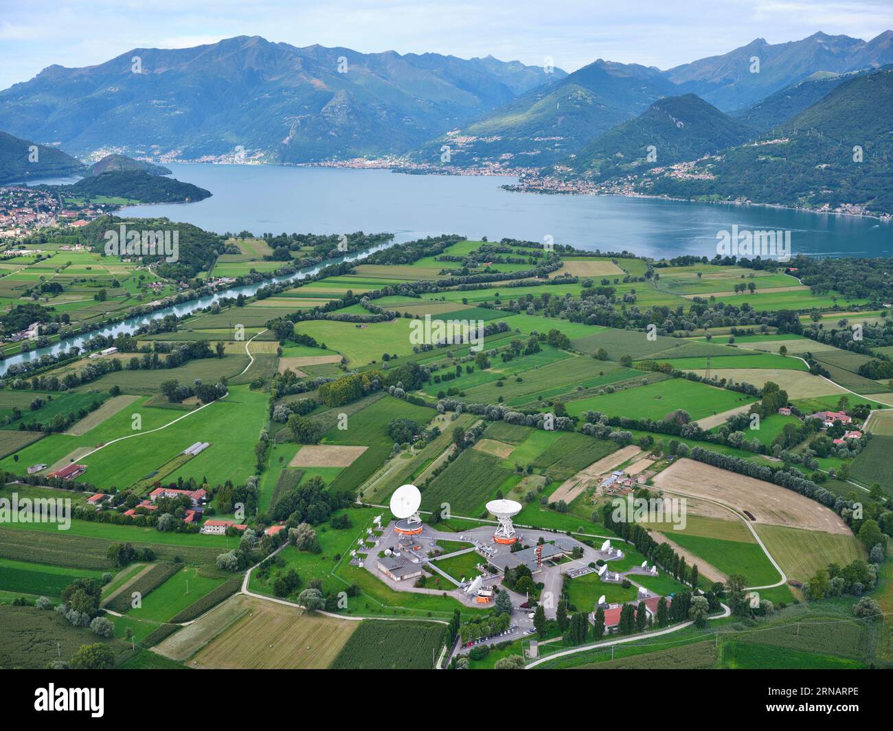 VISTA AEREA. Centro spaziale Lario con il Lago di Como in soccorso. Gera Lario, Provincia di Como, Lombardia, Italia. Foto Stock