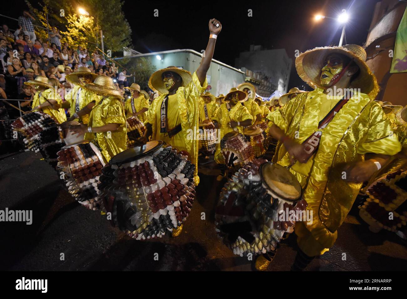 (160206) -- MONTEVIDEO, 6 febbraio 2016 -- gli artisti di una troupe partecipano alla seconda notte del Call Parade, nell'ambito del Carnevale uruguaiano, tenutosi nelle strade Carlos Gardel e Isla Flores, a Montevideo, capitale dell'Uruguay, il 5 febbraio 2016. La festa di punta della comunità afrodescente uruguaiana, celebra il loro 60° anniversario con due sfilate, giovedì e venerdì sera, nei tradizionali quartieri Sud e Palermo di Montevideo. Queste sfilate fanno parte del Carnevale uruguaiano. ) URUGUAY-MONTEVIDEO-CARNIVAL NICOLASxCELAYA PUBLICATIONxNOTxINxCHN Montevideo febbraio 6 2016 PE Foto Stock