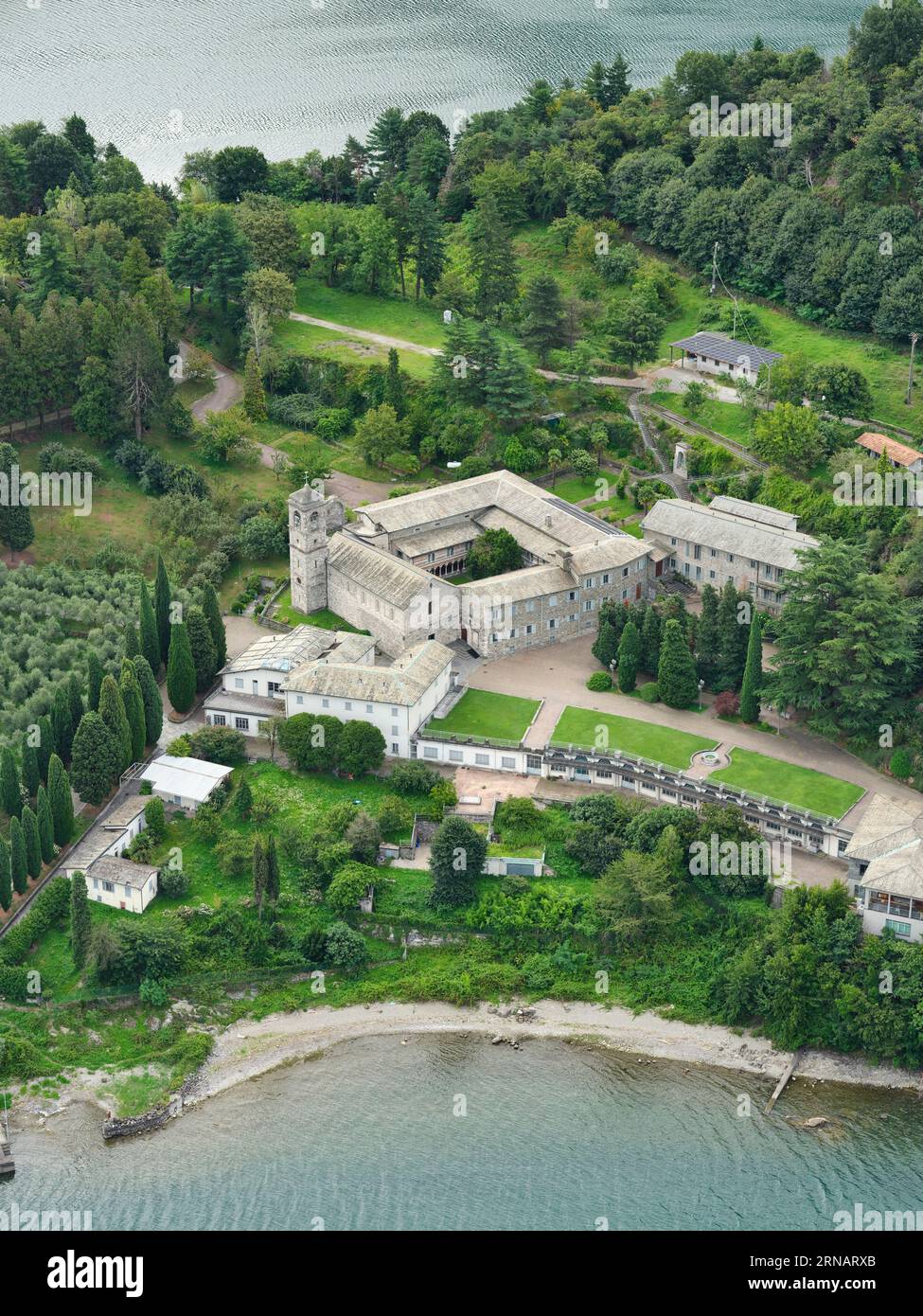 VISTA AEREA. Abbazia di Piona sul lago di Como. Colico, Provincia di Lecco, Lombardia, Italia. Foto Stock
