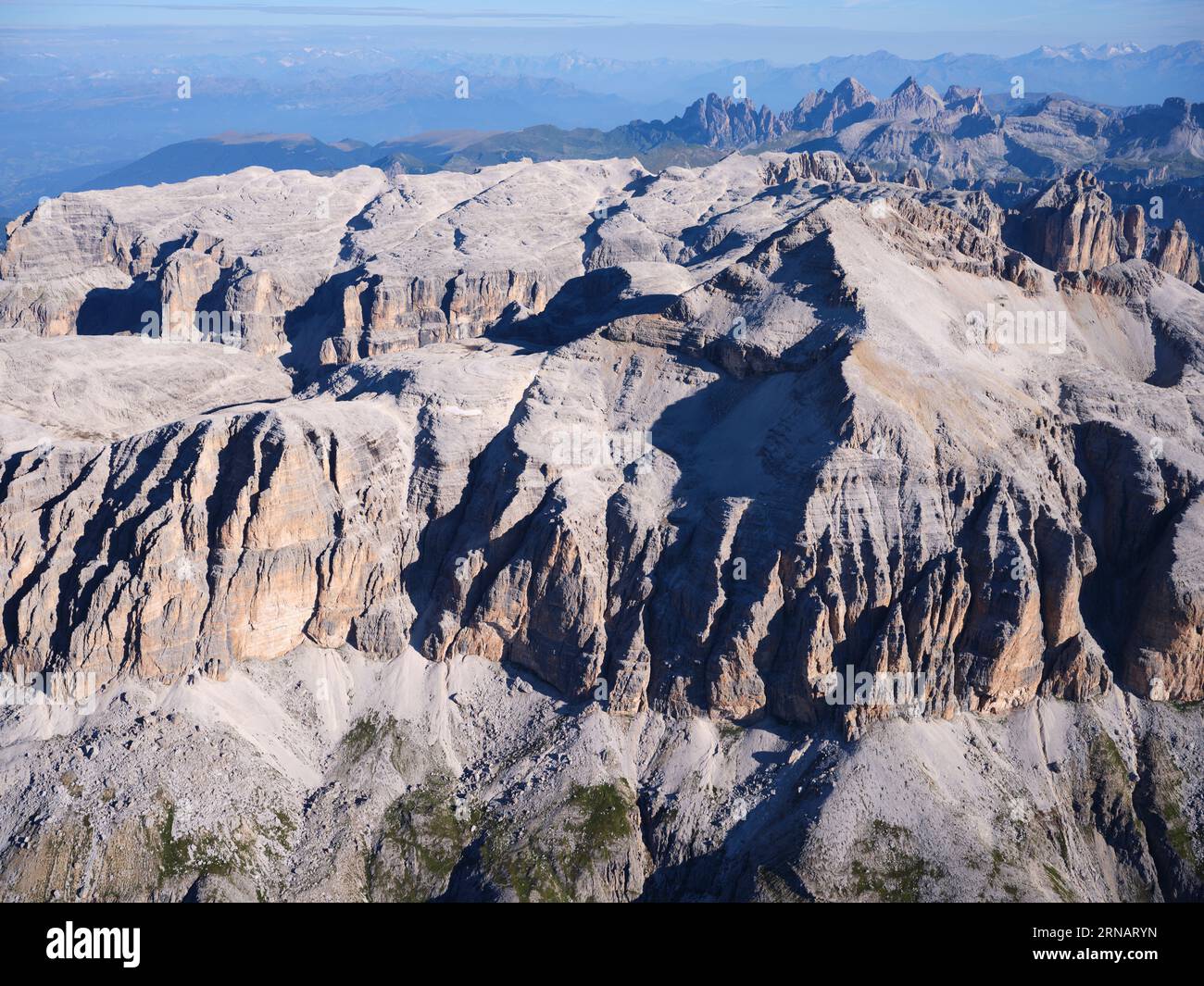 VISTA AEREA. Lato veneziano del massiccio del Sella con Piz Boè alto 3152 metri (primo piano, destra). Provincia di Belluno, Veneto, Italia. Foto Stock