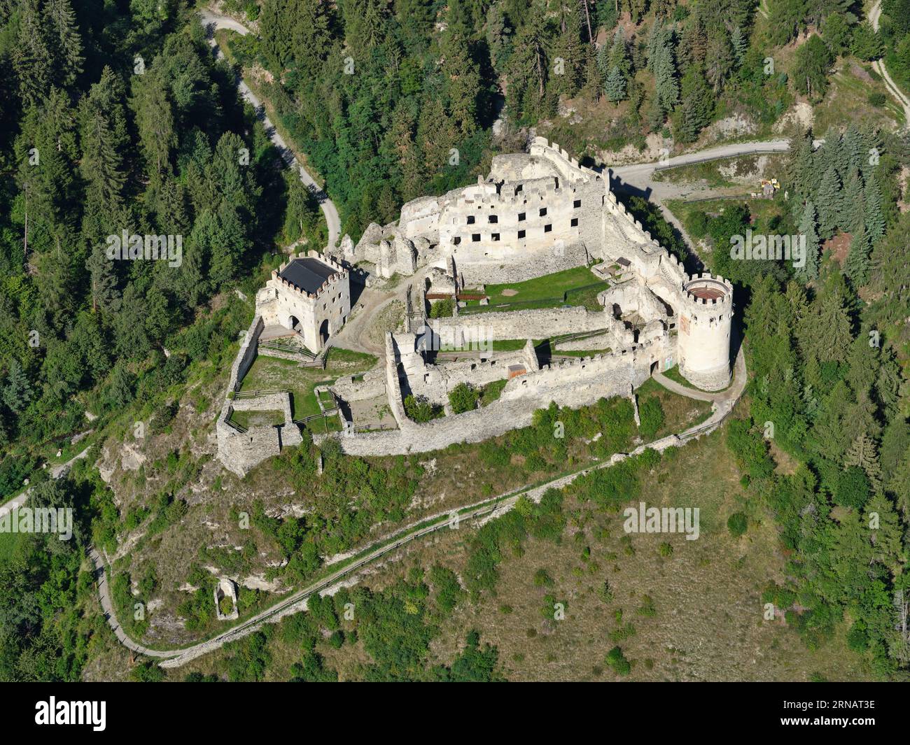 VISTA AEREA. Castello di Montechiaro o Schloss Lichtenberg. Provincia di Bolzano, Trentino-alto Adige, Italia. Foto Stock