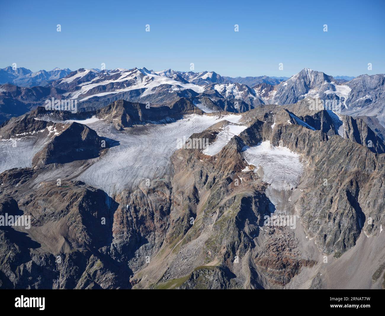 VISTA AEREA. Lo Schildspitze (in primo piano, a destra), un picco alto 3461 metri nelle Alpi Ortler. Laas, Provincia di Bolzano, Trentino-alto Adige, Italia. Foto Stock
