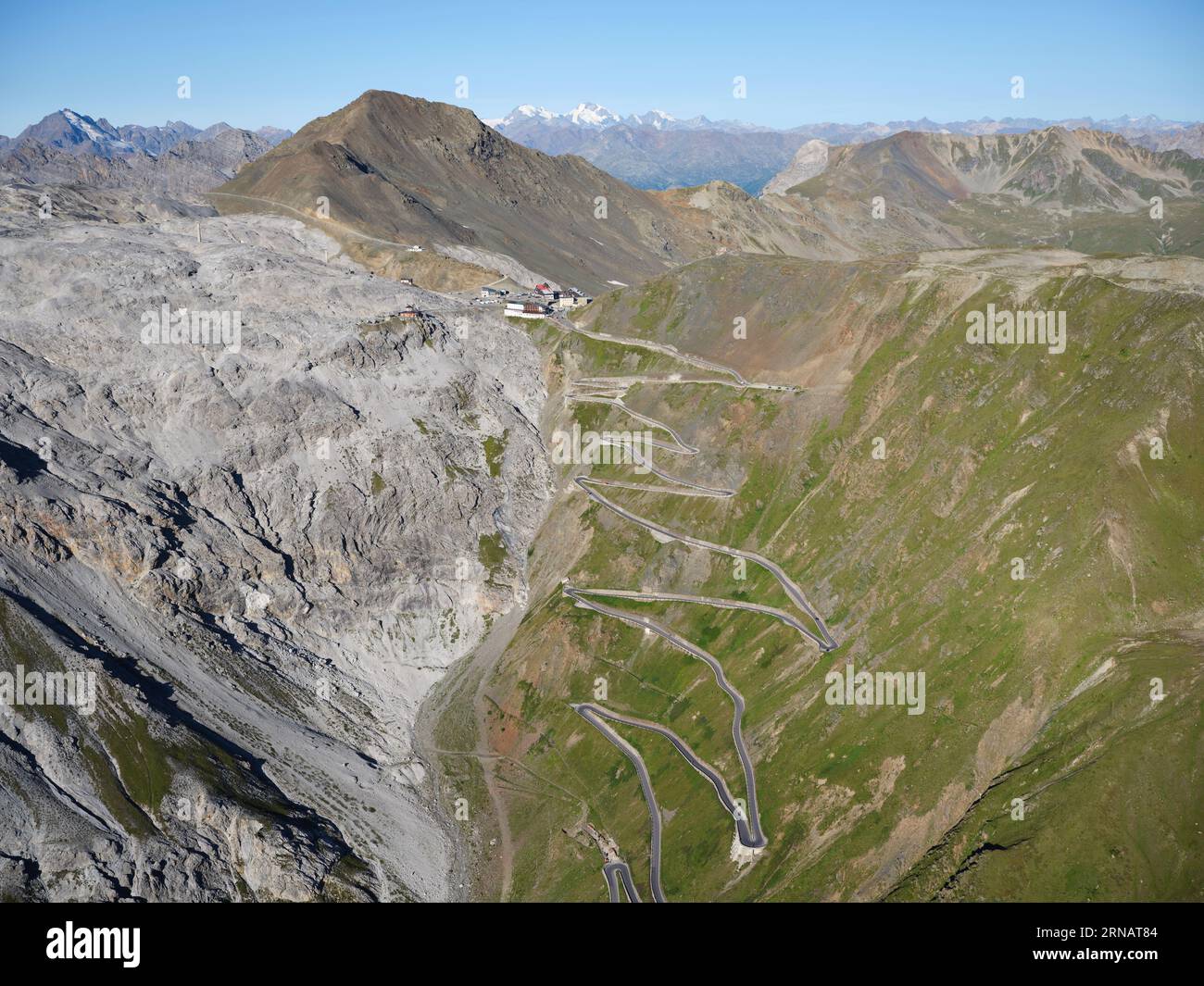 VISTA AEREA. Passo dello Stelvio (il più alto d'Italia, a 2.757 metri di altitudine) visto da est. Confini tra Trentino-alto Adige (foto) e Lombardia, Italia. Foto Stock